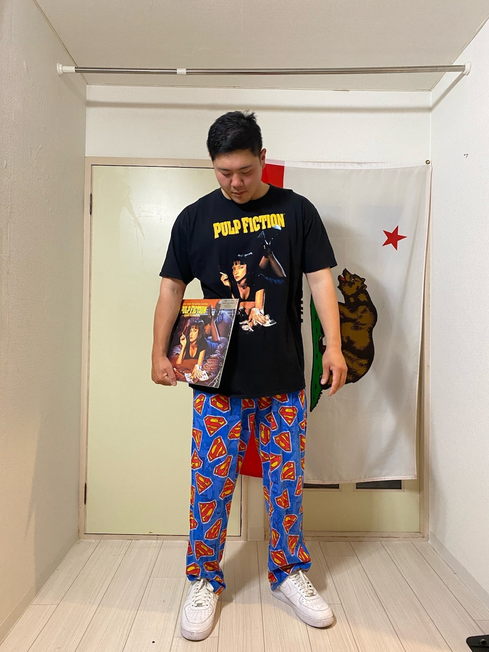 「これが私をアゲる服、古着、古着MIX、古着コーデ、古着好きな人と繋がりたい、春夏コーデ、オーバーサイズ、きれいめカジュアル、お洒落さんとつながりたい、ラフ」｜「Pulpfictionのアイテム（Tシャツ/カットソー、ブラック系）」を使った、古着屋 LESさん（メンズ・182cm）の春コーディネートの1枚目の写真