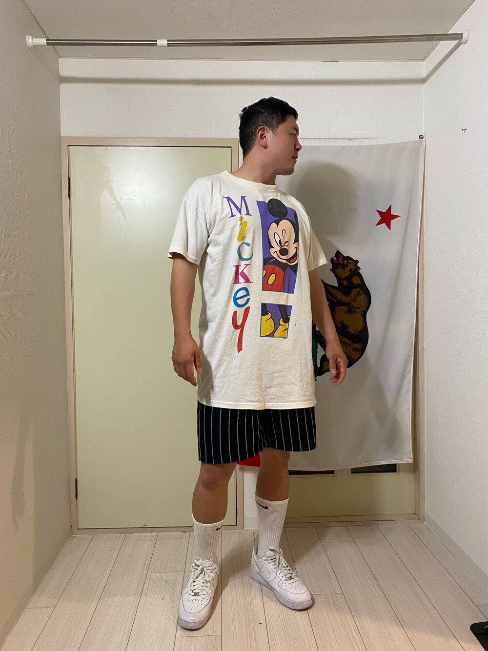 「これが私をアゲる服、春夏コーデ、オーバーサイズ、きれいめカジュアル、お洒落さんとつながりたい、夏、カジュアル、ビッグシルエット、モノトーン、大学生」｜「DisneyのF6-2（Tシャツ/カットソー、ホワイト系）」を使った、古着屋 LESさん（メンズ・182cm）の春コーディネートの1枚目の写真