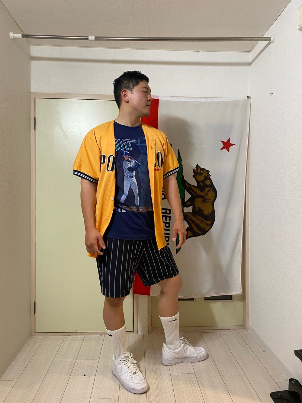 「カジュアル、これが私をアゲる服、きれいめカジュアル、春夏コーデ、オーバーサイズ、お洒落さんとつながりたい、今日のコーデ、夏、ビッグシルエット、ストリートMIX」｜「COOKMANのCookman クックマン ウエイターズパンツ イージーパンツ ワイドパンツ ストライプネイビー（その他パンツ、ブルー系）」を使った、古着屋 LESさん（メンズ・182cm）の春コーディネートの1枚目の写真