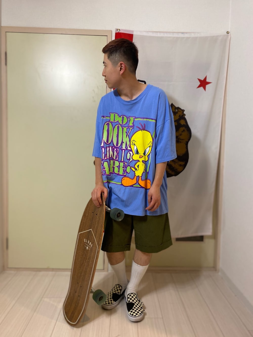 「これが私をアゲる服、カジュアル、きれいめカジュアル、春夏コーデ、オーバーサイズ、お洒落さんとつながりたい、古着、古着MIX、古着好きな人と繋がりたい、古着女子」｜「GramicciのGRAMICCI/グラミチ　G-SHORTS/グラミチショーツ（その他パンツ、グリーン系）」を使った、古着屋 LESさん（メンズ・182cm）の春コーディネートの1枚目の写真