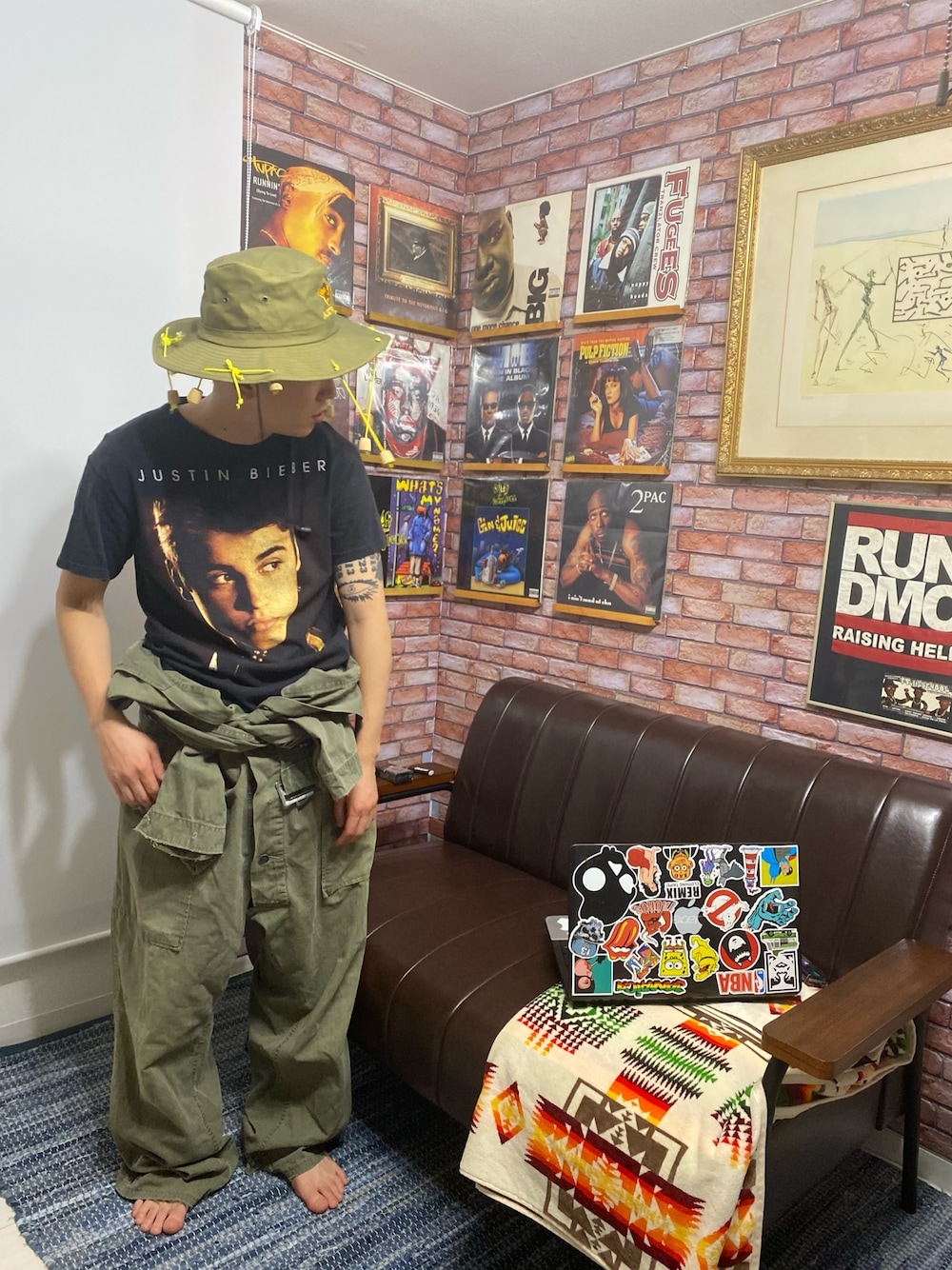 「これが私をアゲる服、夏、春夏コーデ、きれいめカジュアル、今日のコーデ、ラフ、ロゴT、大人コーデ、ootd、白Tシャツ」｜「JUSTIN BIEBERのJB TSHIRT-2（Tシャツ/カットソー、ホワイト系）」を使った、古着屋 LESさん（メンズ・182cm）の春コーディネートの1枚目の写真