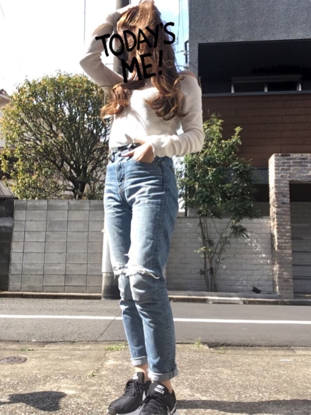 「ドラフトアングリッド、オフショル、ハイウエストスリムデニム」｜「unglidのハイウエストスリムデニム（デニムパンツ、ブルー系）」を使った、Mariさん（レディース・151cm）の春コーディネートの1枚目の写真