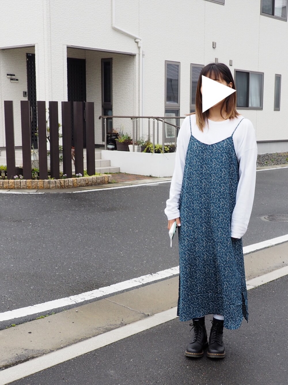「花柄、花柄ワンピース、ete、Dr.Martens、ドクターマーチン8ホール、stance socks」｜「niko and...のロングテイルレイヤードプルオーバー（Tシャツ/カットソー、ホワイト系）」を使った、aさん（レディース・158cm）の春コーディネートの1枚目の写真