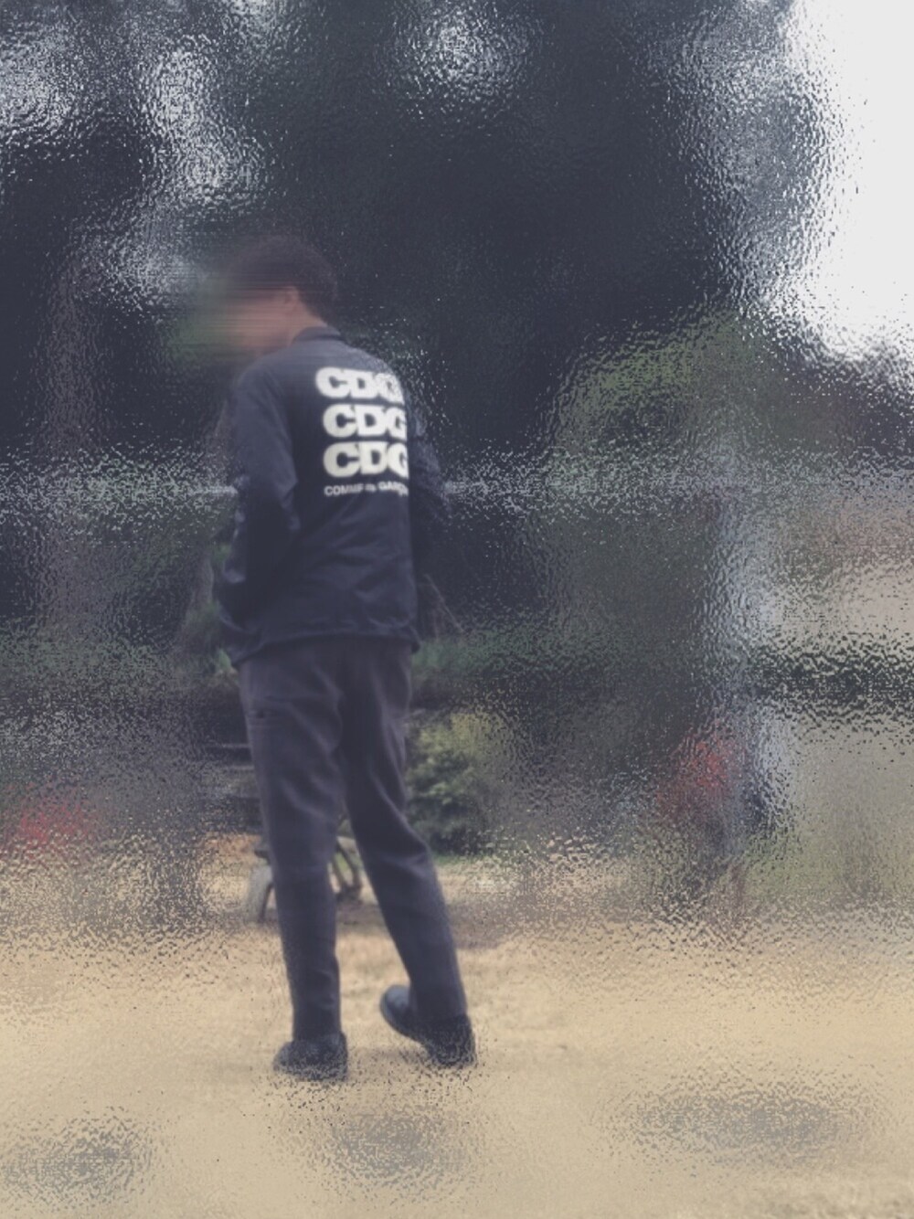 「CDG、COMME des GARCONS、niko and ...、コーチジャケット、かふんつらい、花粉症、公園」｜「COMME des GARCONSのアイテム（ナイロンジャケット、ブラック系）」を使った、Takúhõ∞さん（メンズ・179cm）の冬コーディネートの1枚目の写真