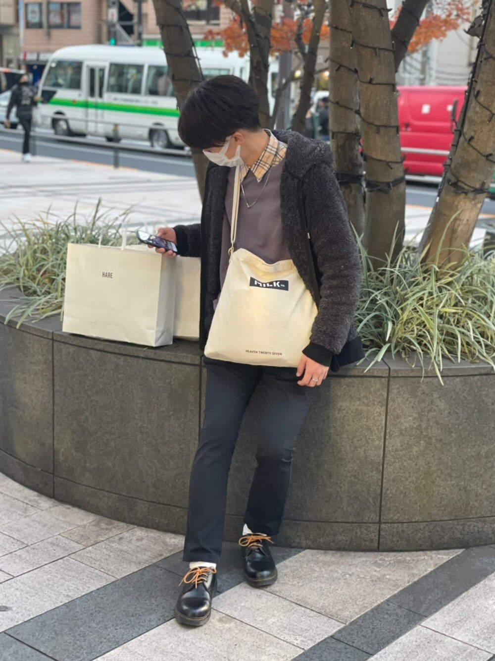 「冬コーデ、年末WEAR感謝祭、きれいめカジュアル、HARE、burberry、スキニー、原宿、買い物、MILKFED.、ボアブルゾン」｜「MILKFED.のCANVAS SACOCHE BAR2（ショルダーバッグ、ホワイト系）」を使った、Takúhõ∞さん（メンズ・179cm）の冬コーディネートの1枚目の写真