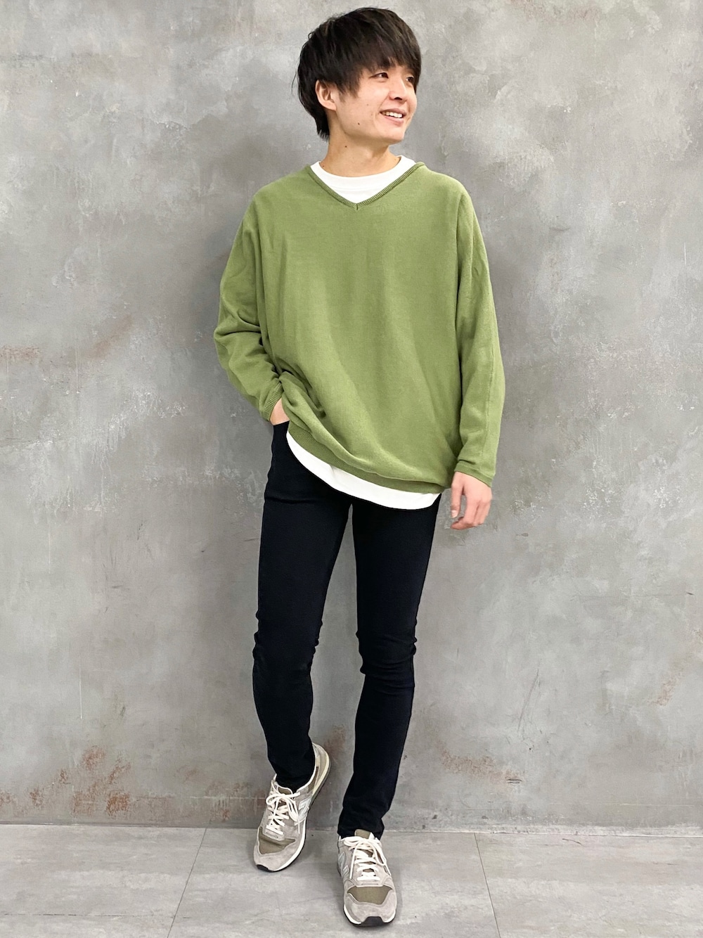 グリーン系のスウェット、ホワイト系のTシャツ/カットソー、ブラック系のチノパンツを着用したメンズの冬コーディネートの1枚目の写真