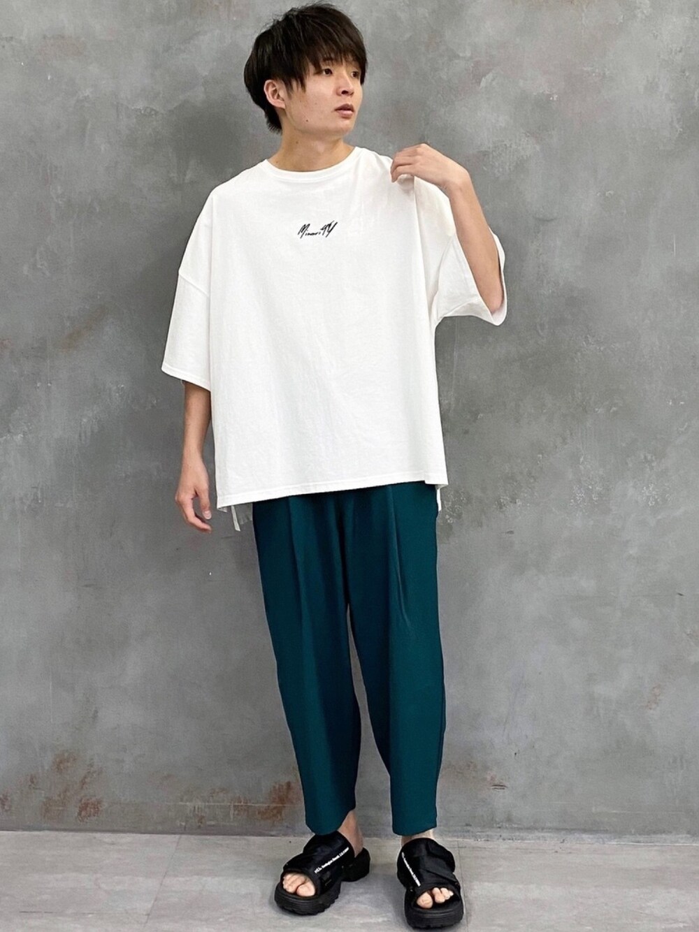 ホワイト系のTシャツ/カットソー、グリーン系のその他パンツ、ブラック系のサンダルを着用したメンズの夏コーディネートの1枚目の写真