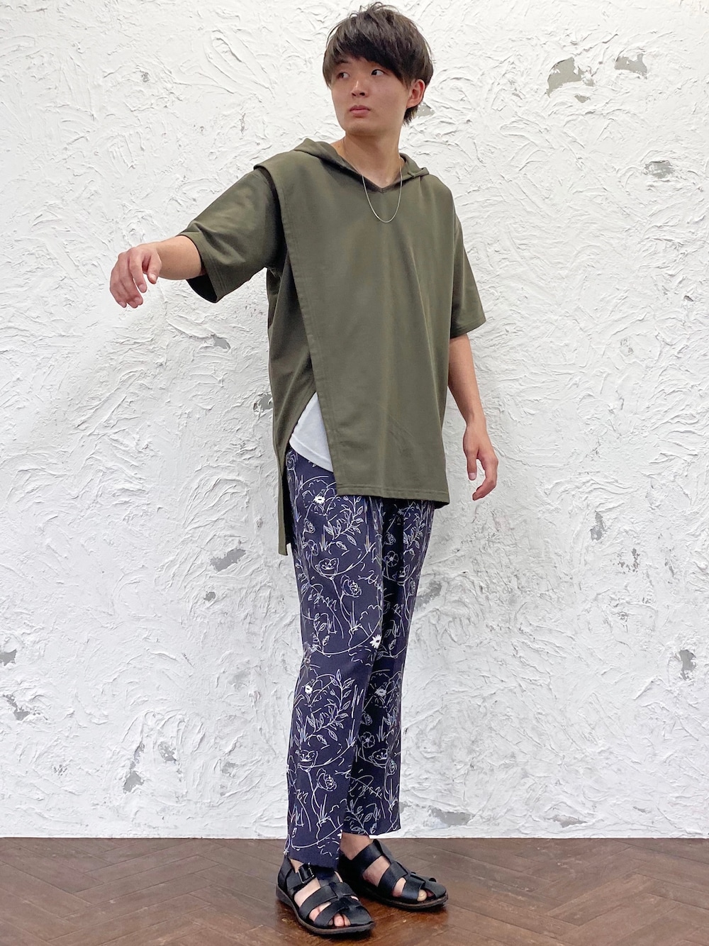 グリーン系のTシャツ/カットソー、ホワイト系のタンクトップ、ブラック系のサンダルを着用したメンズの夏コーディネートの1枚目の写真