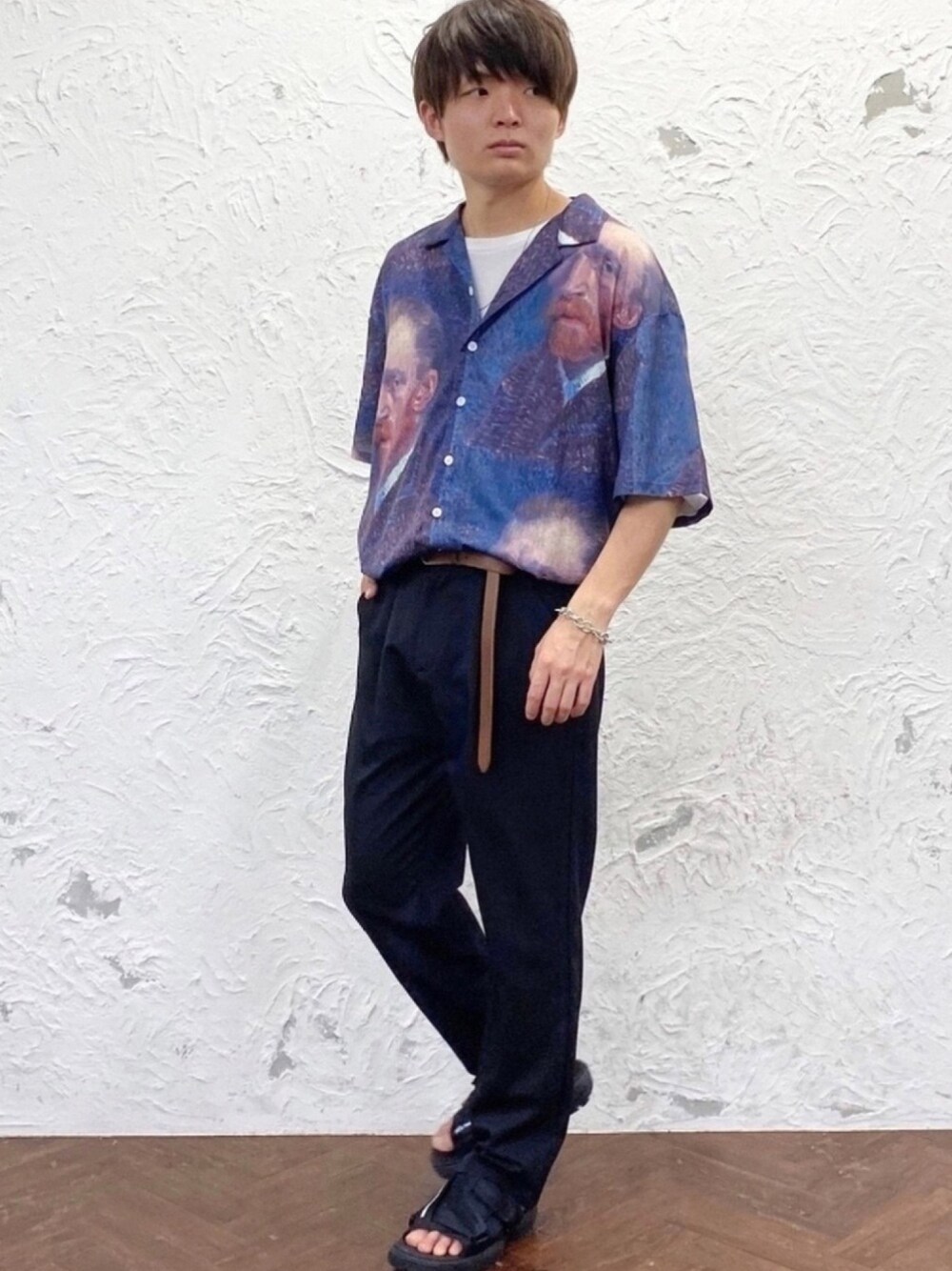 その他のシャツ/ブラウス、ホワイト系のTシャツ/カットソー、ブラック系のスラックスを着用したメンズの夏コーディネートの1枚目の写真