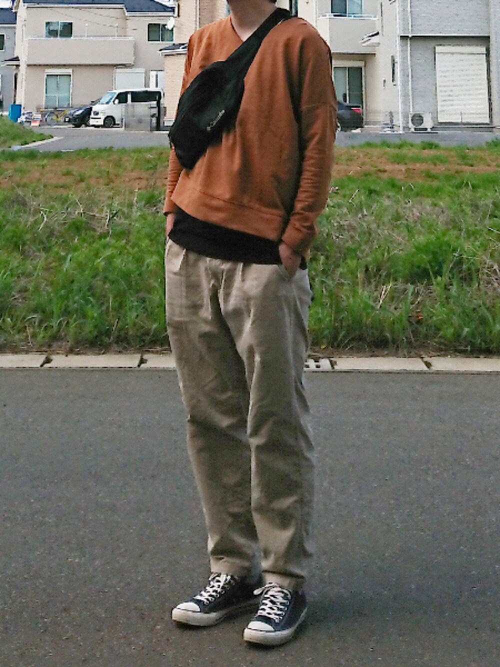 ブラウン系のTシャツ/カットソー、ブラック系のTシャツ/カットソー、ベージュ系のチノパンツを着用したメンズの春コーディネートの1枚目の写真