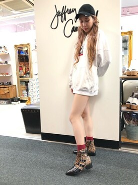 A Jeffrey Cambell なんばパークス店 employee JeffreyCampbell shop staff is wearing Jeffrey Campbell "3連ベルトデザインブーツ"