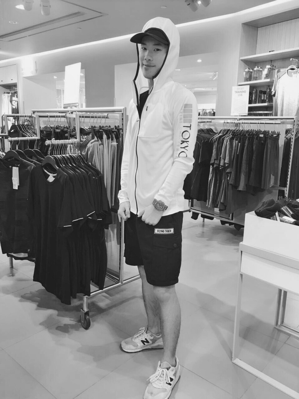 「夏、春コーデ、运动 、黑白」｜「NEW BALANCEのアイテム（シューズ、シルバー系）」を使った、悟空さん（メンズ・176cm）の春コーディネートの1枚目の写真