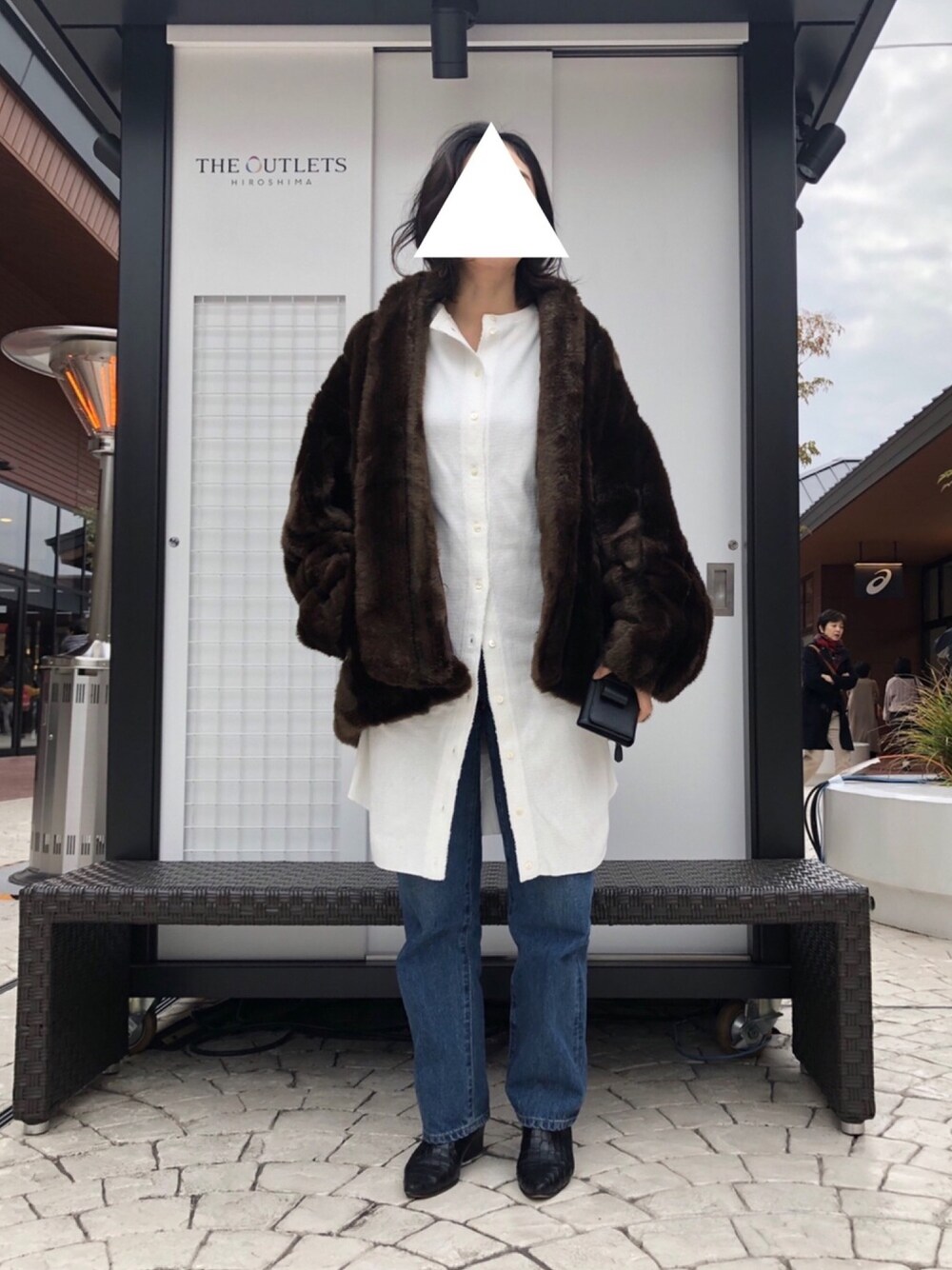 「カジュアルコーデ、大人カジュアル、ラフ、ゆるコーデ、デニムパンツ、休日スタイル、ootd、ROKU、シンプル、PHEENY」｜「6の＜6(ROKU)＞FAKE MINK FUR COAT/ｺｰﾄ（その他アウター、ブラウン系）」を使った、M.さん（レディース・158cm）の冬コーディネートの1枚目の写真