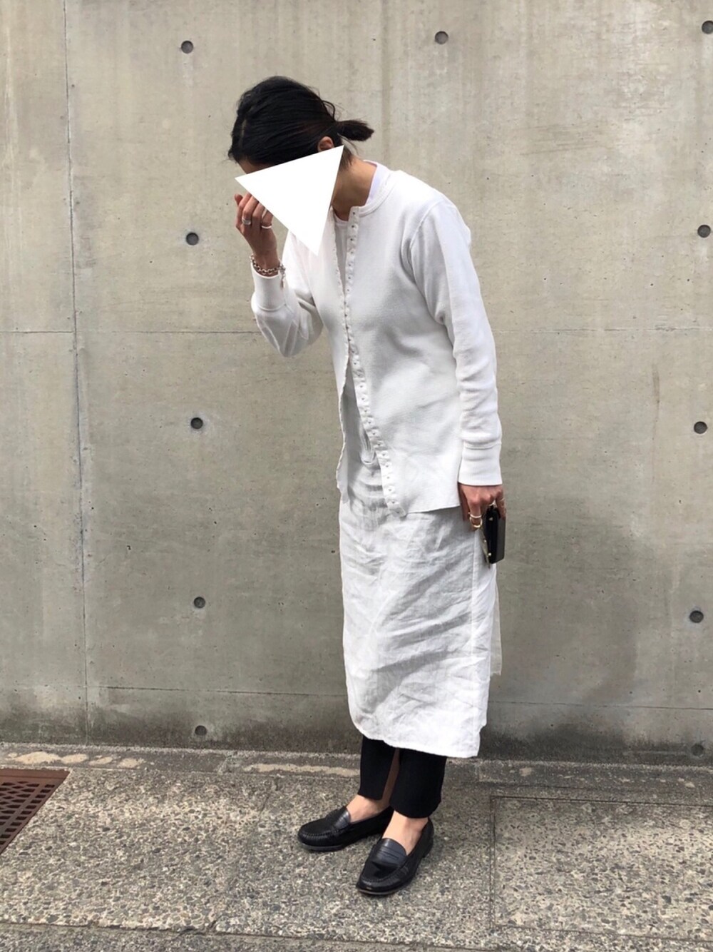 「休日スタイル、シンプル、レイヤードスタイル、ラフ、ホワイト、カジュアル、PHEENY、ローファー、春コーデ、平成最後のWEARISTAセンバツ」｜「PHEENYのアイテム（Tシャツ/カットソー、ホワイト系）」を使った、M.さん（レディース・158cm）の春コーディネートの1枚目の写真
