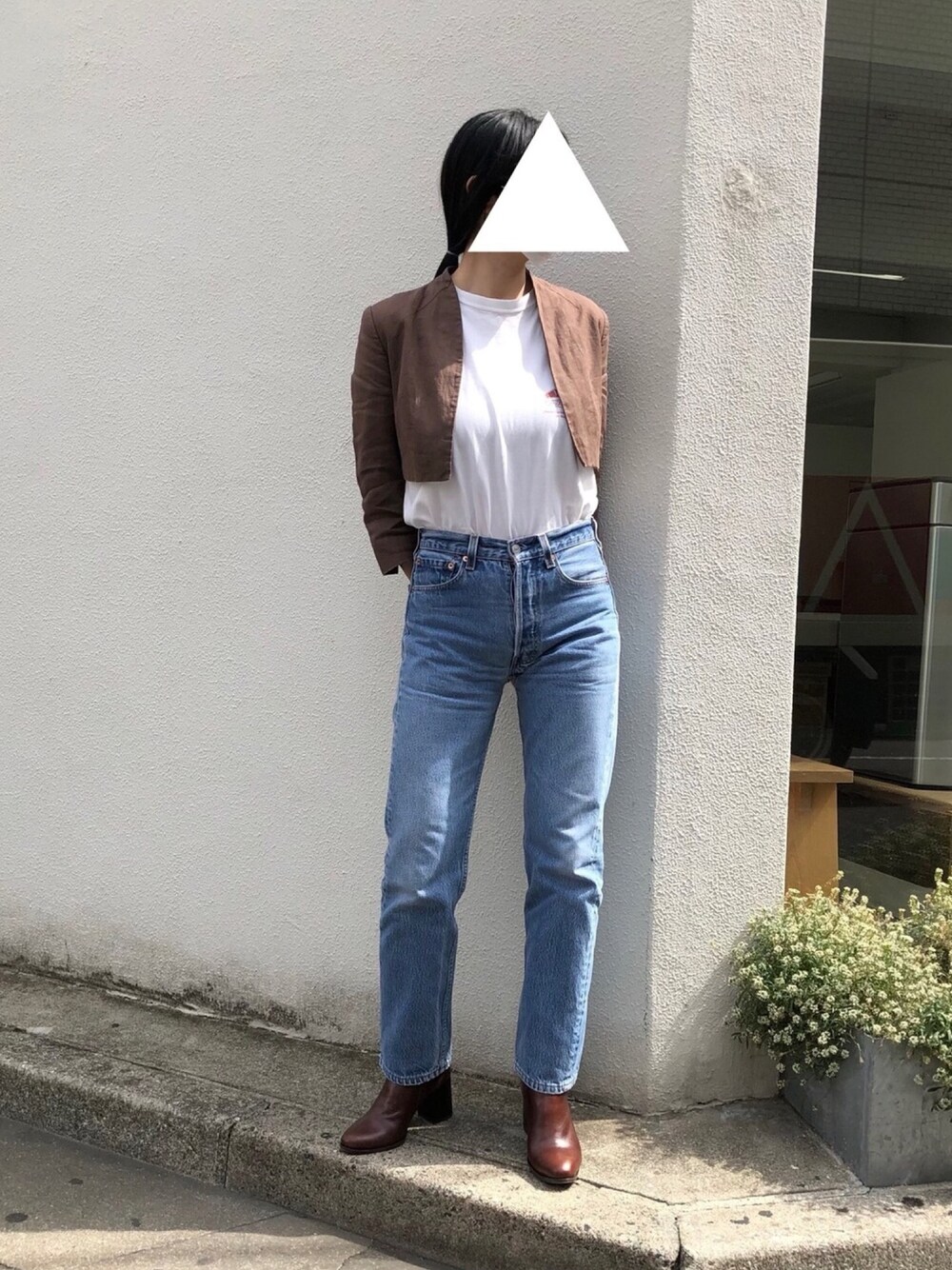 ブラウン系のノーカラージャケット、ホワイト系のTシャツ/カットソー、ブルー系のデニムパンツを着用したレディースの春コーディネートの1枚目の写真