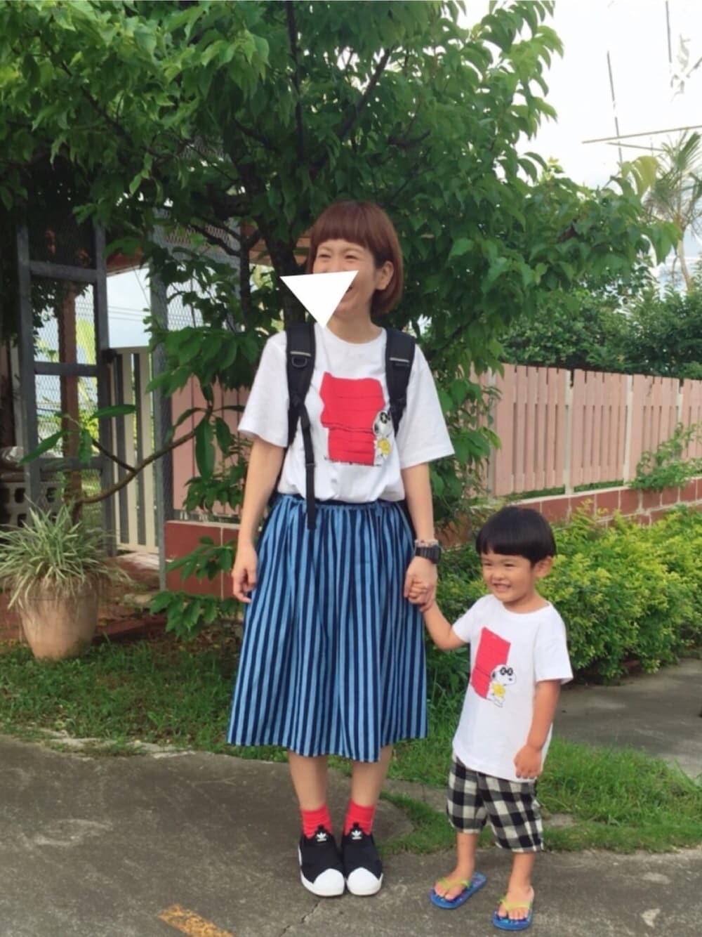 「カジュアルコーデ、白、夏、スポーツミックス、UT、親子コーデ、パッツン前髪、Tシャツ、赤い靴下」｜「niko and...の6セットモチーフピアス【niko and ...】（ピアス（両耳用）、その他）」を使った、ゆきんこさん（レディース・155cm）の夏コーディネートの1枚目の写真