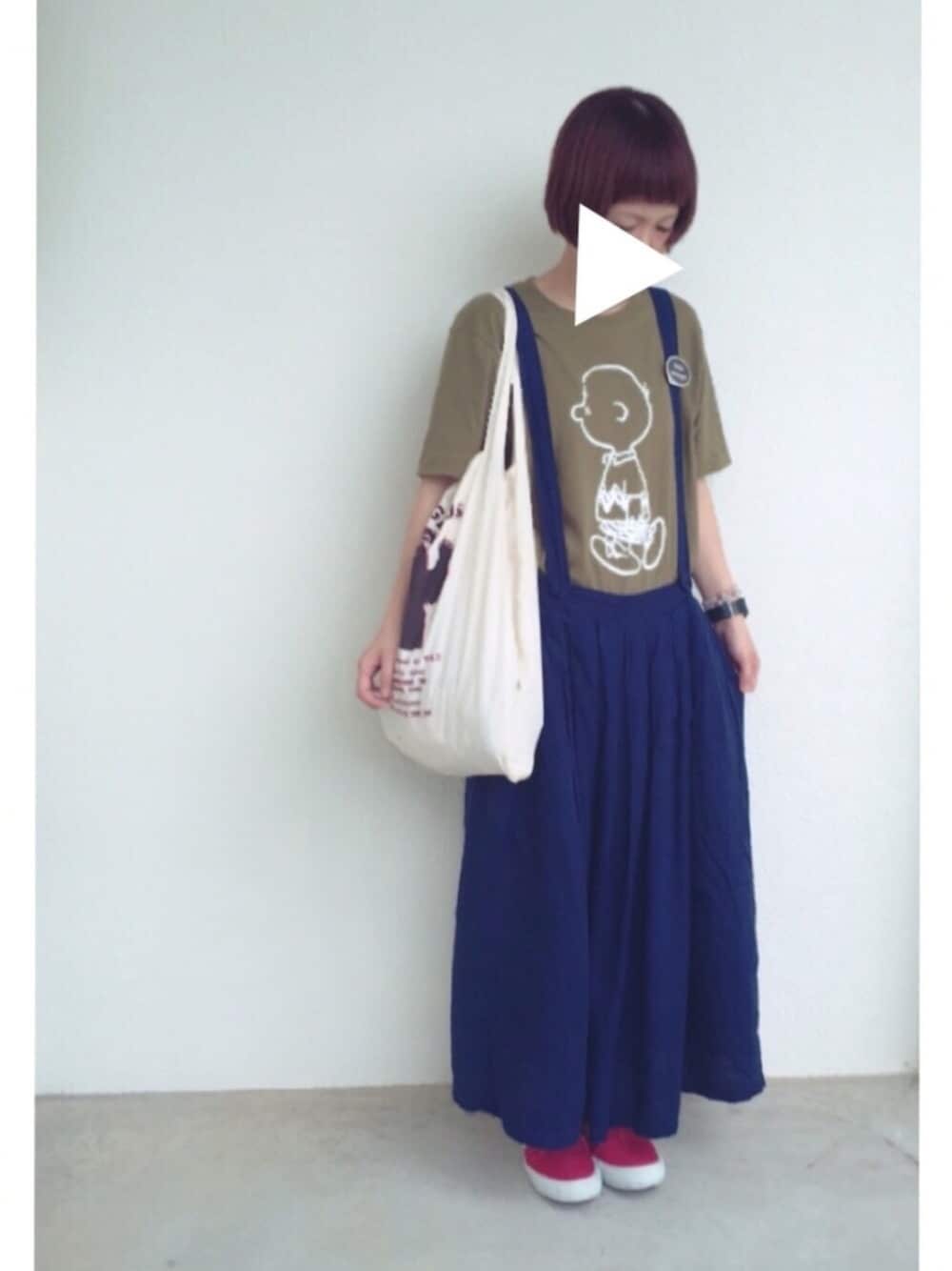 「夏、大人カジュアル、Tシャツ、ビッグシルエット、ママファッション、パッツン前髪」｜「UNIQLOのカウズ×ピーナッツグラフィックT（半袖）（Tシャツ/カットソー、グリーン系）」を使った、ゆきんこさん（レディース・155cm）の夏コーディネートの1枚目の写真