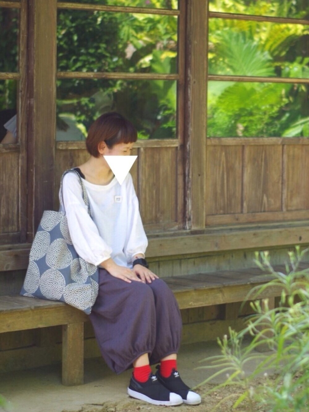 「ゆるコーデ、スニーカー、ママコーデ、adidas、パッツン前髪」｜「UNIQLOのコットンリネンTブラウス（7分袖）（シャツ/ブラウス、ブルー系）」を使った、ゆきんこさん（レディース・155cm）の秋コーディネートの1枚目の写真