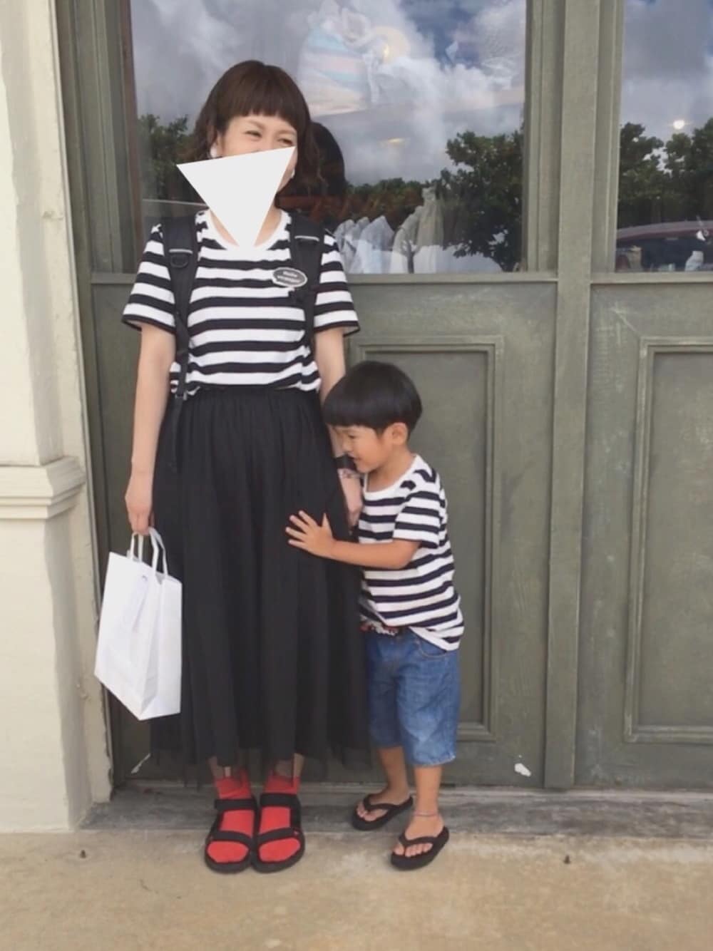 「シンプル、黒、休日コーデ、前髪ぱっつん、チュールスカート、赤くつした、ママコーデ」｜「jemmaのアイテム（イヤリング、ホワイト系）」を使った、ゆきんこさん（レディース・155cm）の夏コーディネートの1枚目の写真