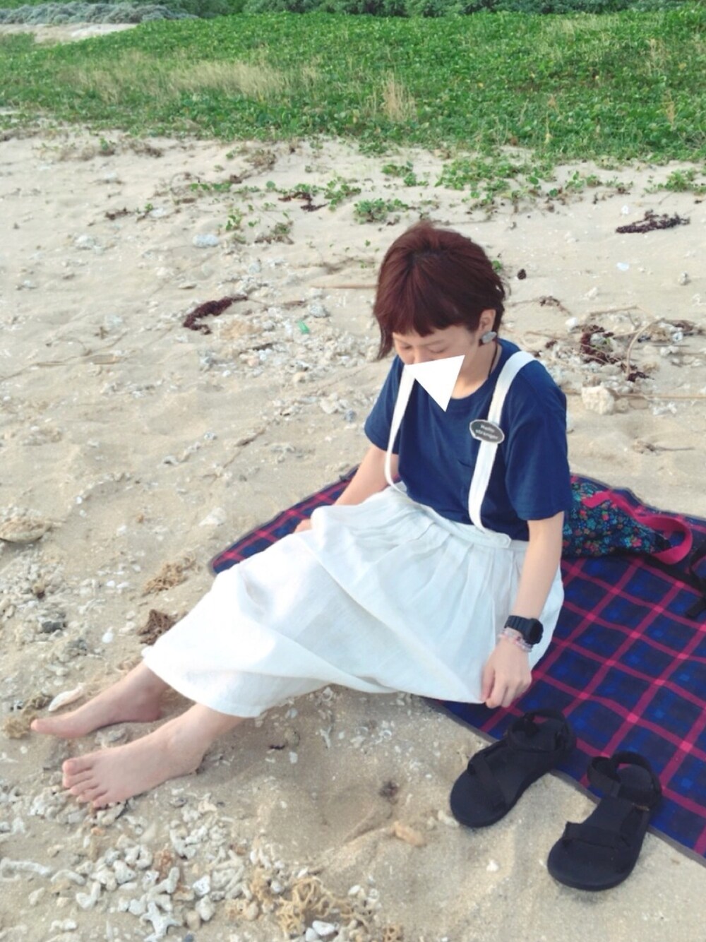 「オトナカジュアル、海、サス付きスカート、Tシャツ、前髪ぱっつん」｜「Samansa Mos2のUSAコットンポケットTEE（Tシャツ/カットソー、ブルー系）」を使った、ゆきんこさん（レディース・155cm）の夏コーディネートの1枚目の写真