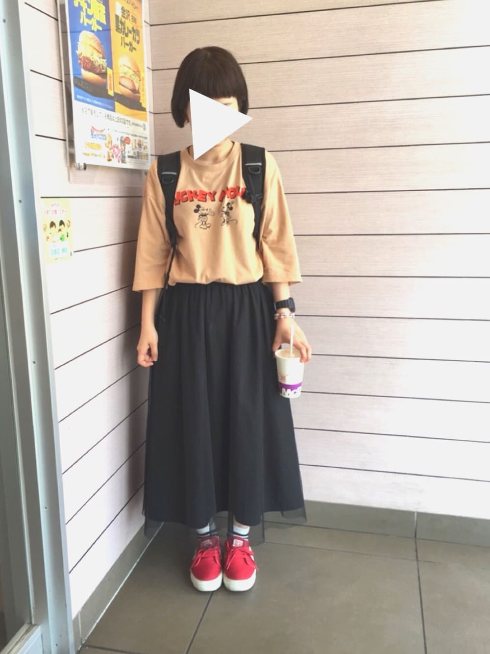 「オトナカジュアル、夏、オトナ女子、スニーカー、ゆるコーデ、前髪ぱっつん」｜「LOWRYS FARMのＭＩＣＫＥＹ＊プリント６Ｓ　804060（Tシャツ/カットソー、ベージュ系）」を使った、ゆきんこさん（レディース・155cm）の夏コーディネートの1枚目の写真