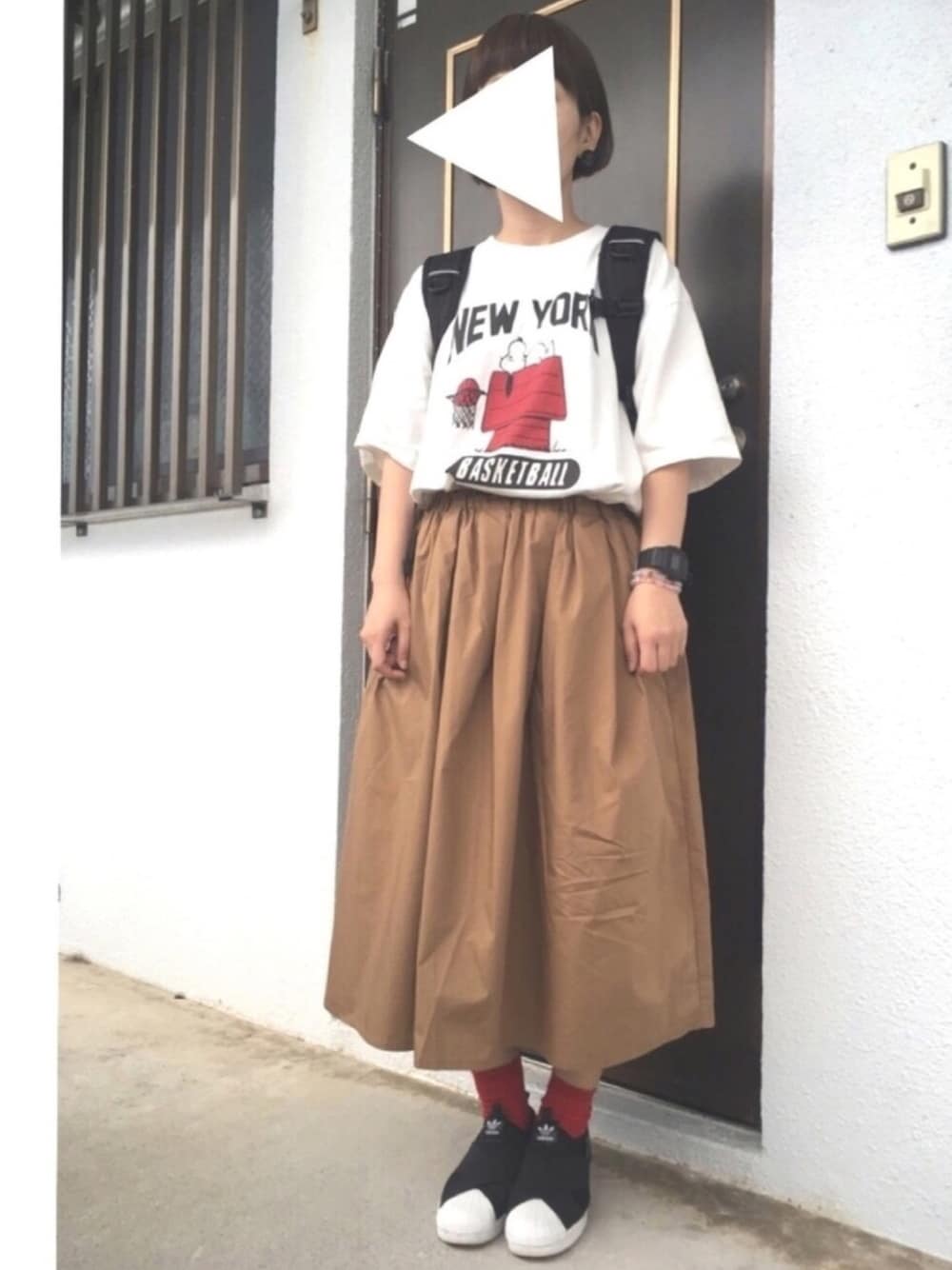 「シンプルコーデ、ママファッション、パッツン前髪、スヌーピー、チノスカート、秋服準備はじめました、低身長、ブラウン、赤い靴下」｜「jemmaのアイテム（ピアス（両耳用）、ブラック系）」を使った、ゆきんこさん（レディース・155cm）の秋コーディネートの1枚目の写真