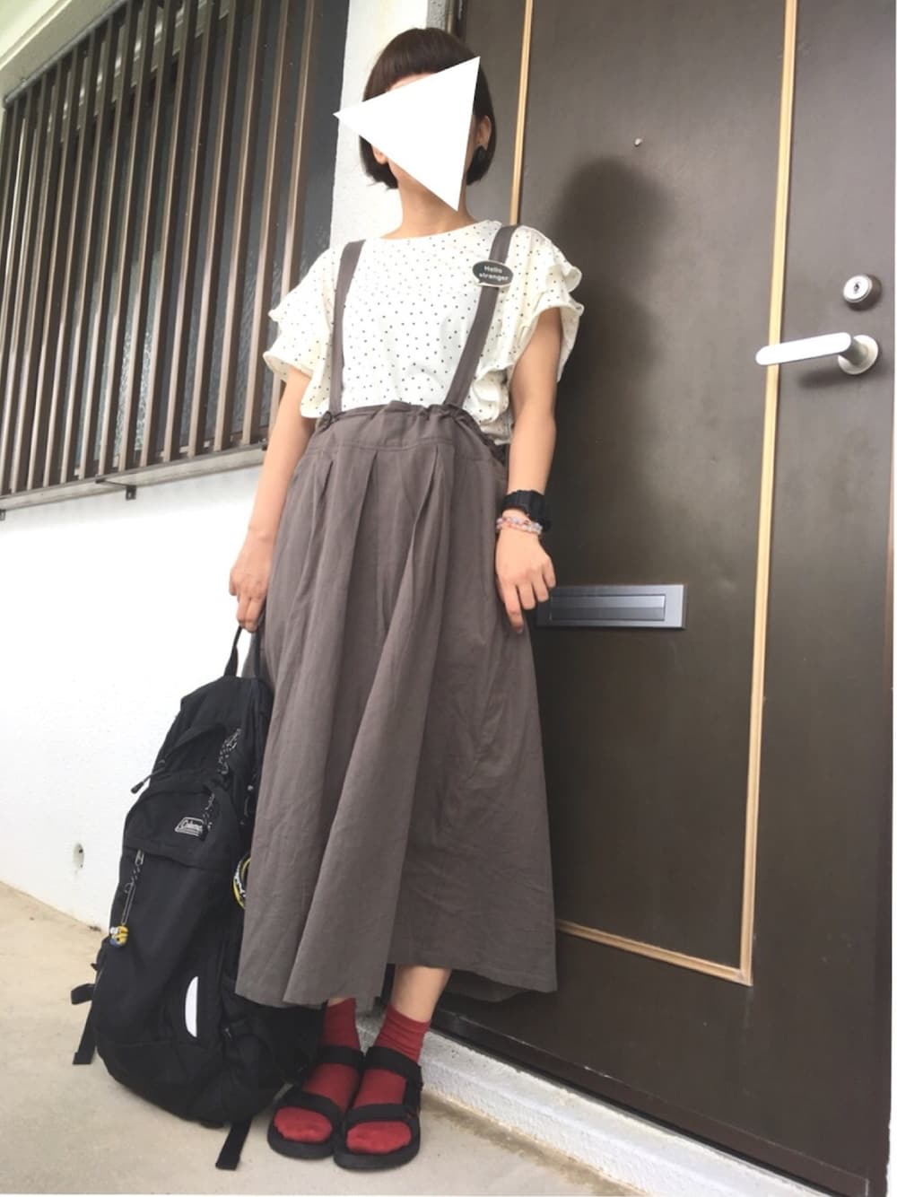 「夏セールで買いました、カジュアルコーデ、ママファッション、通勤コーデ、サスペンダースカート、前髪ぱっつん、赤い靴下」｜「E hyphen world galleryの・フリルTシャツ ○（Tシャツ/カットソー、ホワイト系）」を使った、ゆきんこさん（レディース・155cm）の夏コーディネートの1枚目の写真