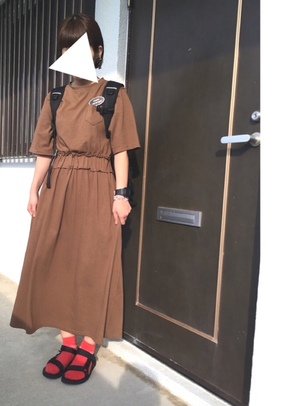「シンプルコーデ、オトナカジュアル、ワンピース、ゆるコーデ、前髪ぱっつん、ブラウン、ブラウンワンピース、赤い靴下」｜「jemmaのアイテム（イヤリング、ブラック系）」を使った、ゆきんこさん（レディース・155cm）の夏コーディネートの1枚目の写真