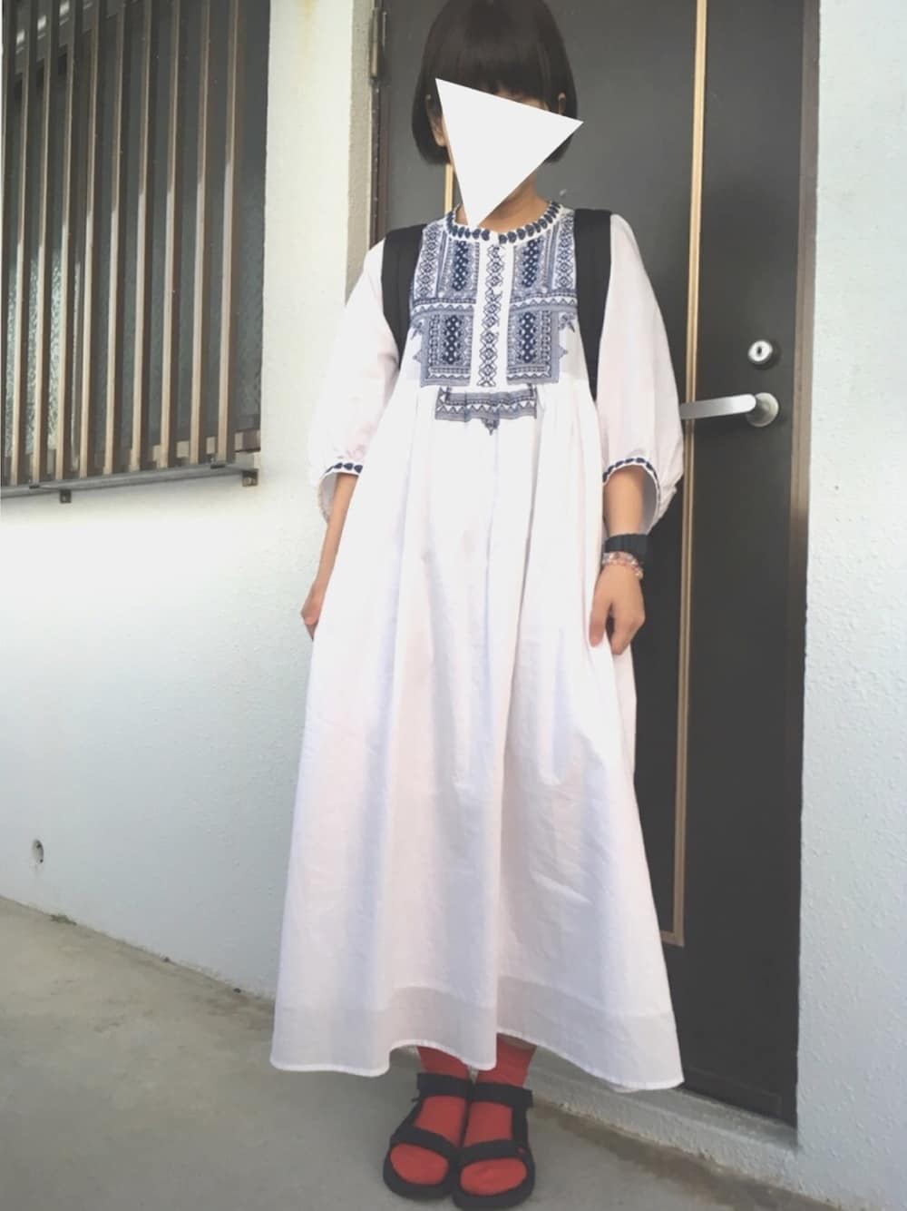 「カジュアルコーデ、大人女子、低身長、ママコーデ、ワンピース、パッツン前髪、赤靴下」｜「MILKFED.のHEART EMBOIDER DRESS（ワンピース、ホワイト系）」を使った、ゆきんこさん（レディース・155cm）の秋コーディネートの1枚目の写真