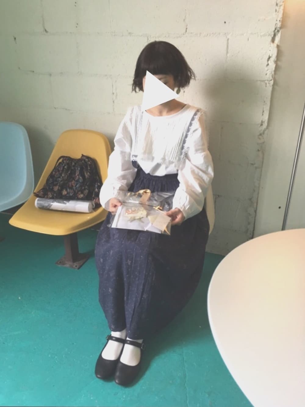 「休日スタイル、ママコーデ、靴下コーデ、パッツン前髪、サス付きスカート」｜「ランドポピンズのアイテム（ブローチ/コサージュ、その他）」を使った、ゆきんこさん（レディース・155cm）の春コーディネートの1枚目の写真