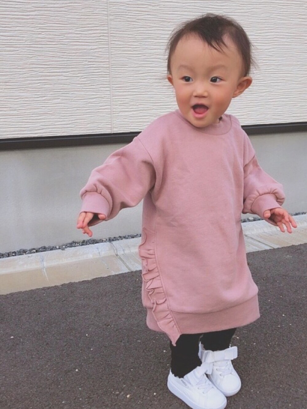 「秋コーデ、2歳、カジュアルコーデ、ブランシェス、ワンピース、ピンク、女の子、キッズコーデ、カジュアル、娘コーデ」｜「BRANSHESのサイドフリル長袖ワンピース（ワンピース、ピンク系）」を使った、ayanepapa0925さん（キッズ・80cm）の秋コーディネートの1枚目の写真
