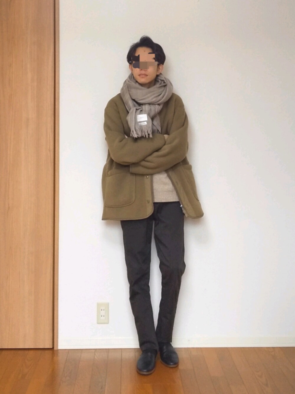 「オーバーサイズ、今日のコーデ、ユニクロ、プチプラ、革靴、ベージュ、ブラウン、マフラー、フリース」｜「UNIQLOのアイテム（ノーカラーコート、ブラウン系）」を使った、 yujiさん（メンズ・176cm）の冬コーディネートの1枚目の写真