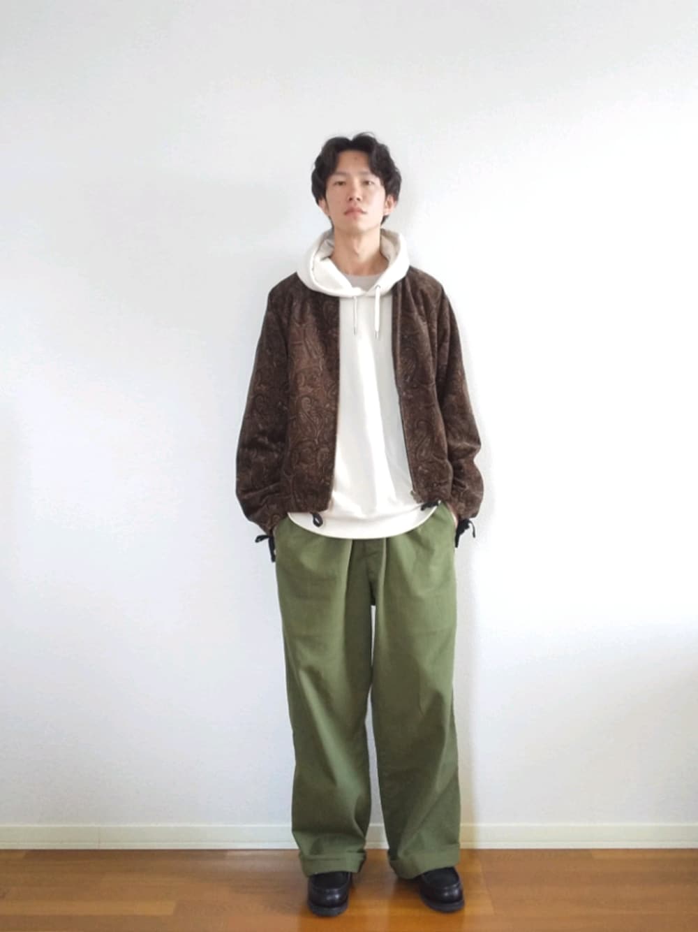 「ゆるコーデ、オーバーサイズ、カジュアルコーデ、UNIQLO、パーカー、革靴、シンプル」｜「MONKEY TIMEのアイテム（ノーカラージャケット、ブラウン系）」を使った、 yujiさん（メンズ・176cm）の冬コーディネートの1枚目の写真