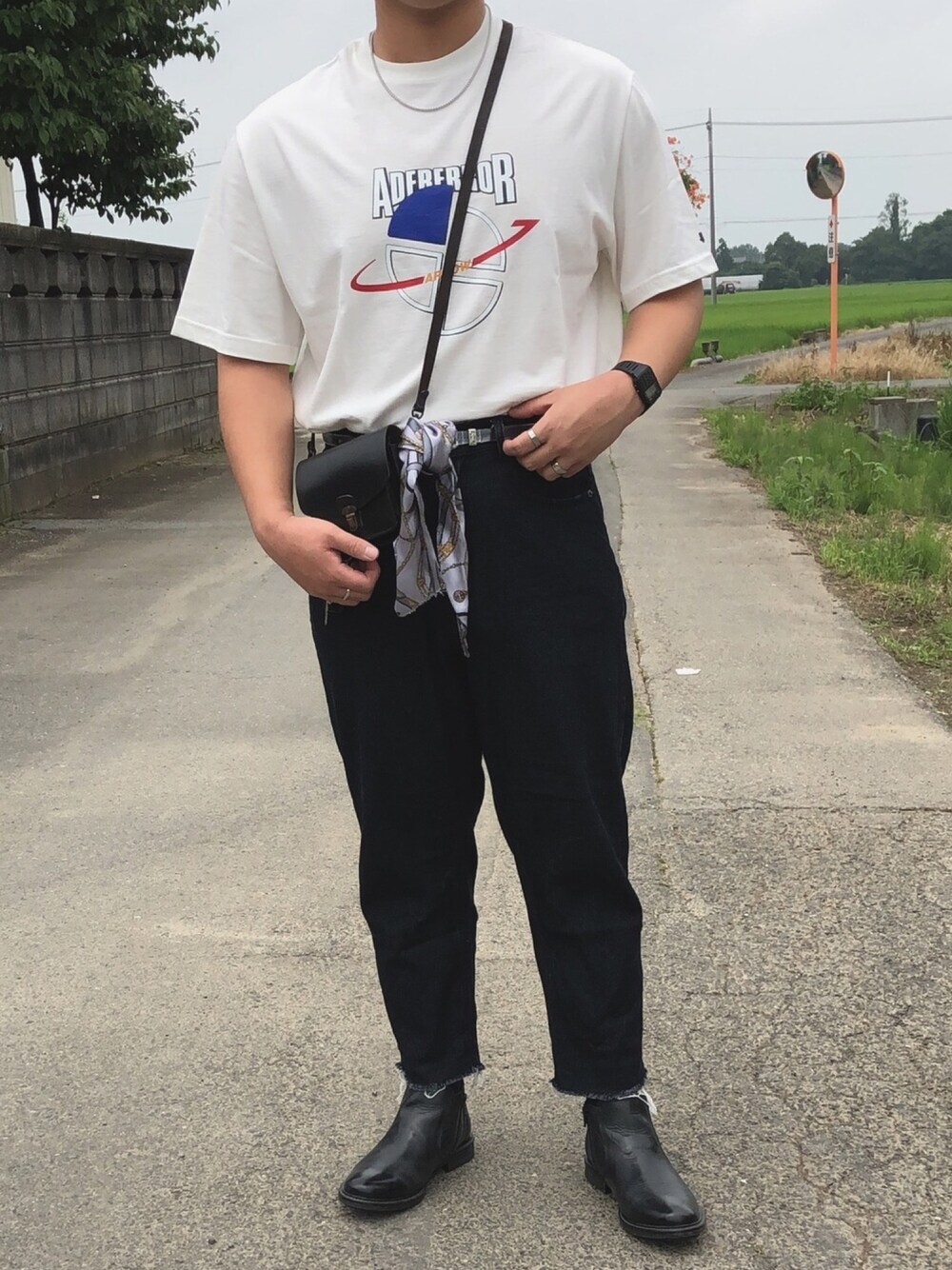 「おしゃれさんと繋がりたい、夏だ！Tシャツ着よう！、白Tシャツ、ADER error、夏コーデ、デニムパンツ、ブーツ、いいね、save、フォローお願いします🤑、スカーフ、CASIO」｜「ADER errorのアイテム（Tシャツ/カットソー、ホワイト系）」を使った、R.さん（メンズ・173cm）の夏コーディネートの1枚目の写真