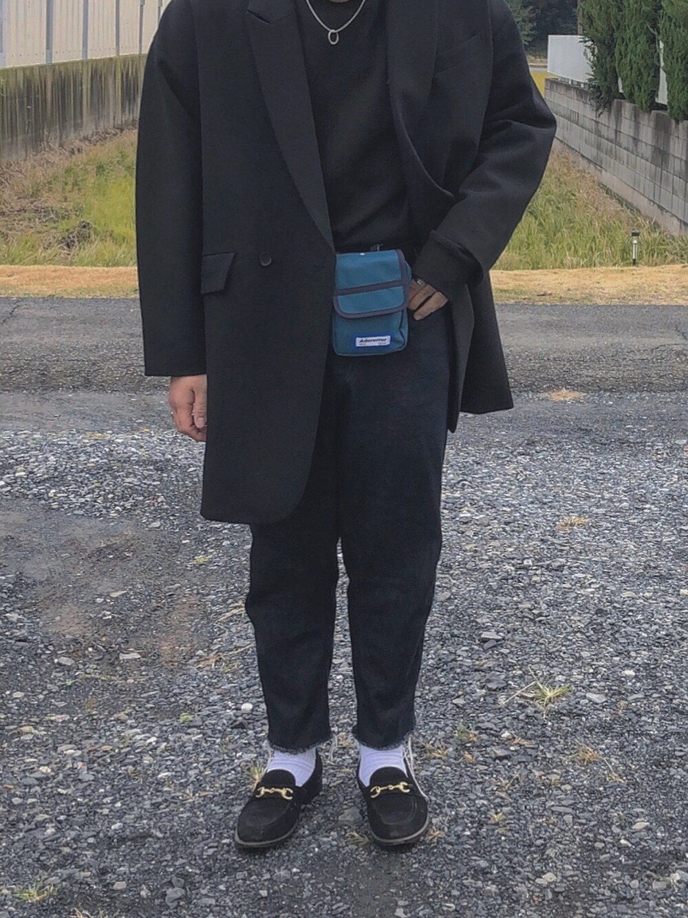 「冬、コート、黒、ブラック、デニム、ローファー、ADER error、adererror、お洒落さんとつながりたい、今日のコーデ」｜「ANDERSSON BELLのAnderssoBell Anderssonラグランスリーブスウェット（スウェット、ブラック系）」を使った、R.さん（メンズ・173cm）の秋コーディネートの1枚目の写真