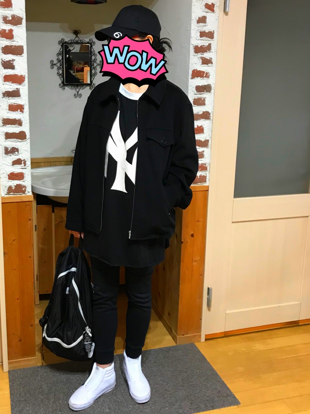 「カジュアルコーデ、パンツスタイル、ベイフロー(BAYFLOW)、EVERLAST、ハイカットスニーカー、ブラック×ホワイト、キャップ、ニューヨークヤンキース」｜「VANSのアイテム（スニーカー、ホワイト系）」を使った、mama さん（レディース・169cm）の冬コーディネートの1枚目の写真