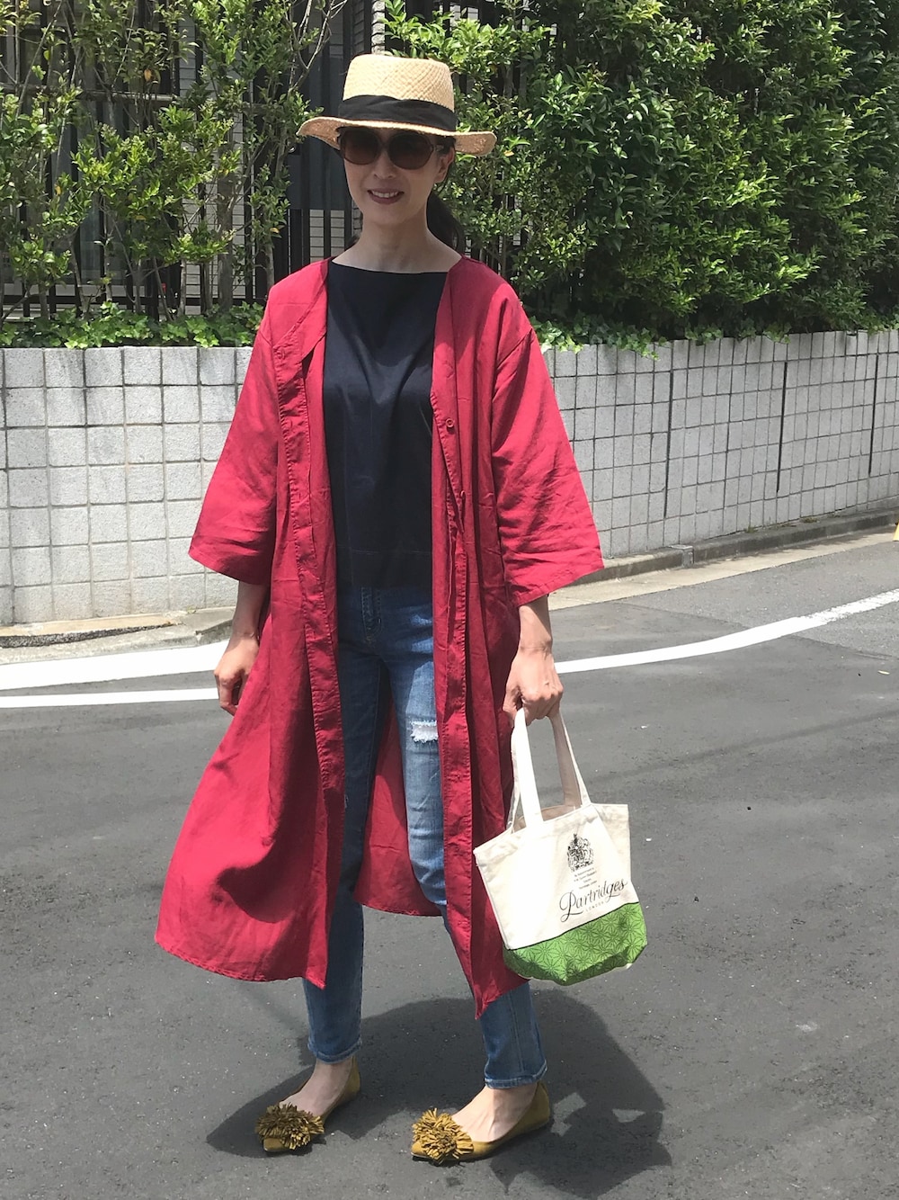 「オトナカジュアル、春コーデ、パンツスタイル、リネン、赤、カンカン帽、ワンピース、ラクチンコーデ、マスタード、フラットシューズ」｜「Viva La Vidaのアイテム（ハット、ベージュ系）」を使った、mama さん（レディース・169cm）の春コーディネートの1枚目の写真
