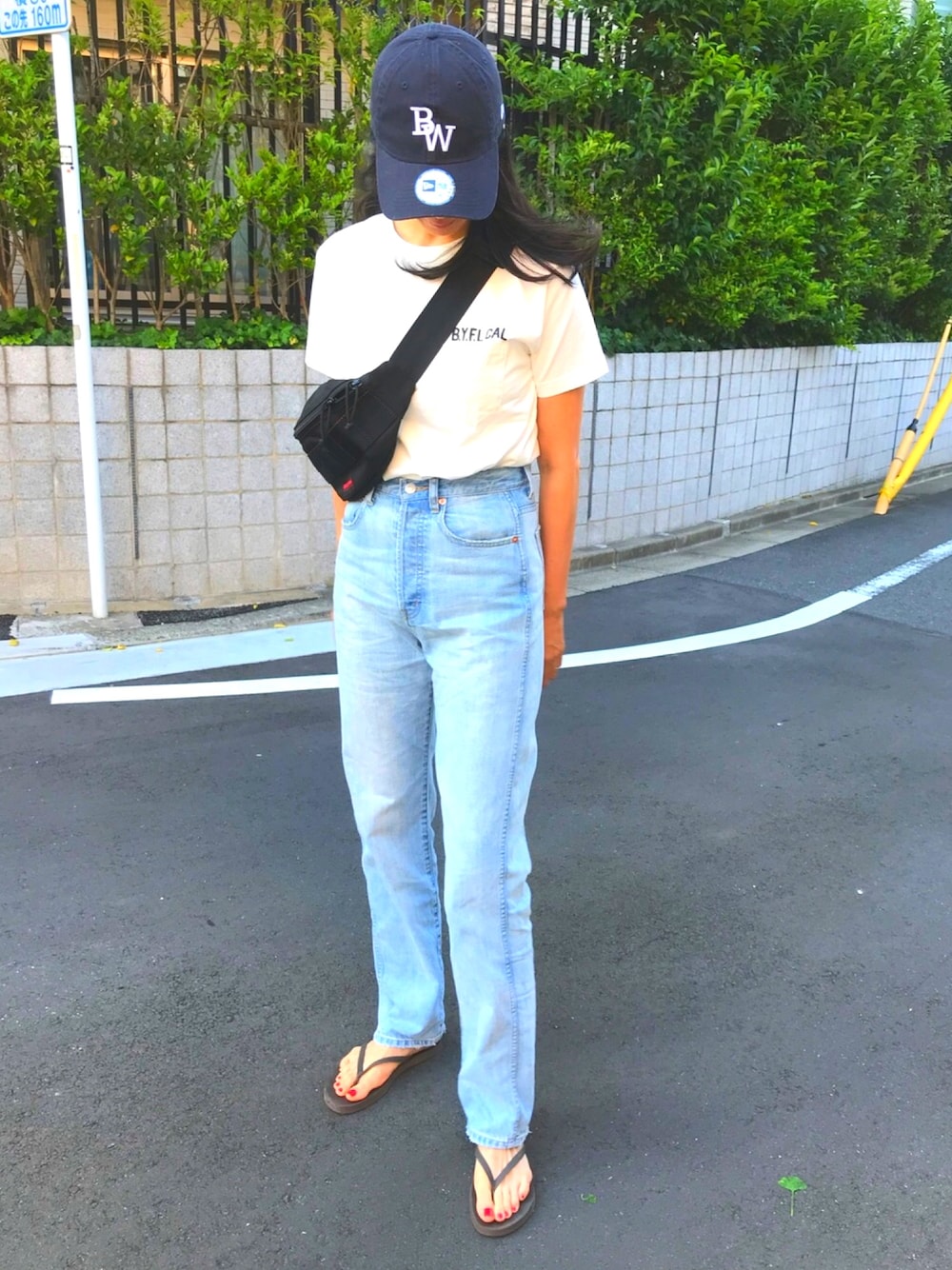 「カジュアル、シンプル、ラフ、デニム、Tシャツ、キャップ、バック刺繍」｜「BRIEFINGのアイテム（ボディバッグ/ウエストポーチ、ブラック系）」を使った、mama さん（レディース・169cm）の夏コーディネートの1枚目の写真