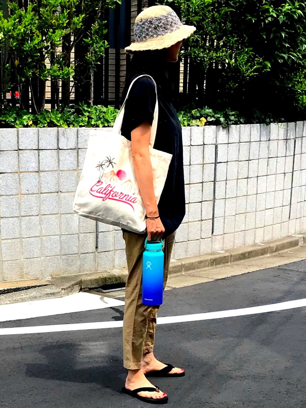「リネンパンツ、トートバッグ、ウエストゴム、ラクチンコーデ、ジュード、ハイドロフラスク、リミテッド、FUJIROCKEEN、keen」｜「SLYのアイテム（Tシャツ/カットソー、ブラック系）」を使った、mama さん（レディース・169cm）の夏コーディネートの1枚目の写真