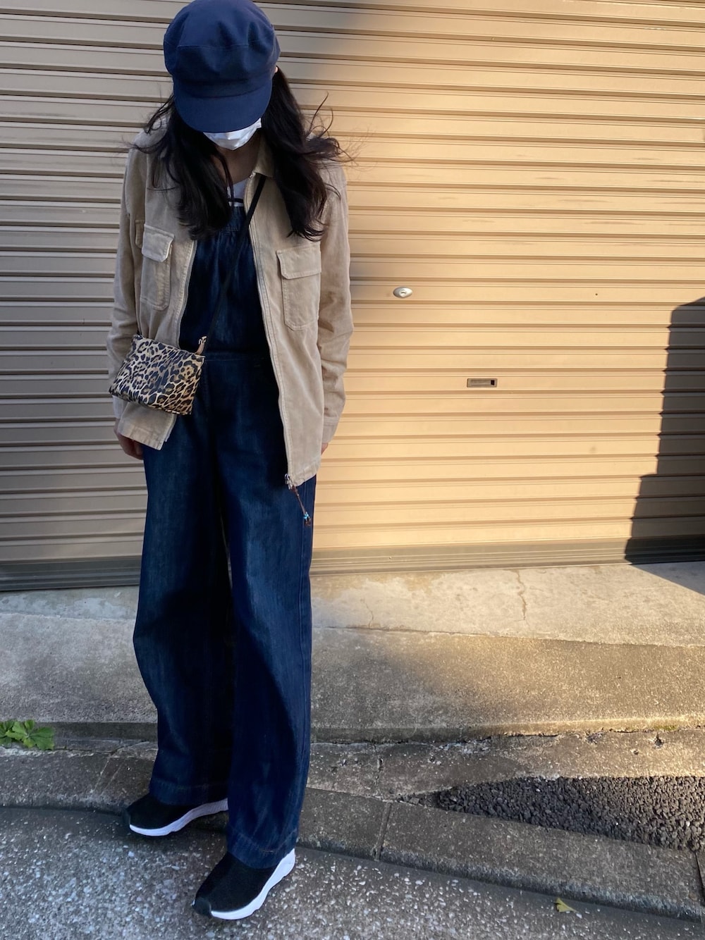 ベージュ系のジャケット/アウター、ブラック系のブーツ、ブルー系のキャスケットを着用したレディースの秋コーディネートの1枚目の写真