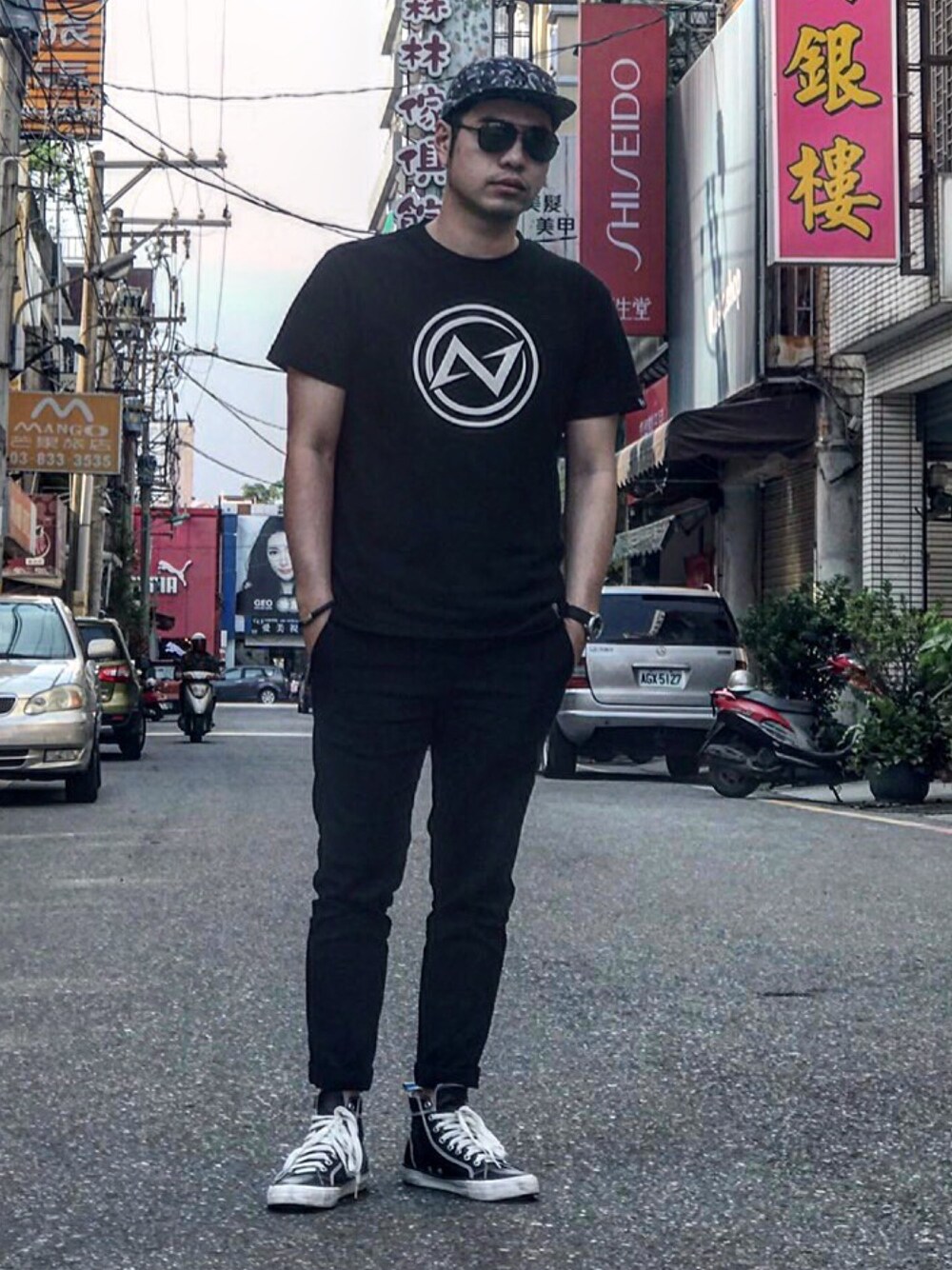 「ootd、MARCELO BURLON、COMME des GARCONS JUNYA WATANABE MAN、streetsnap、UNDER PEACE」｜「UNDER PEACEのアイテム（Tシャツ/カットソー、ブラック系）」を使った、Andrew Wu 吳廣仲さん（メンズ・175cm）の春コーディネートの1枚目の写真