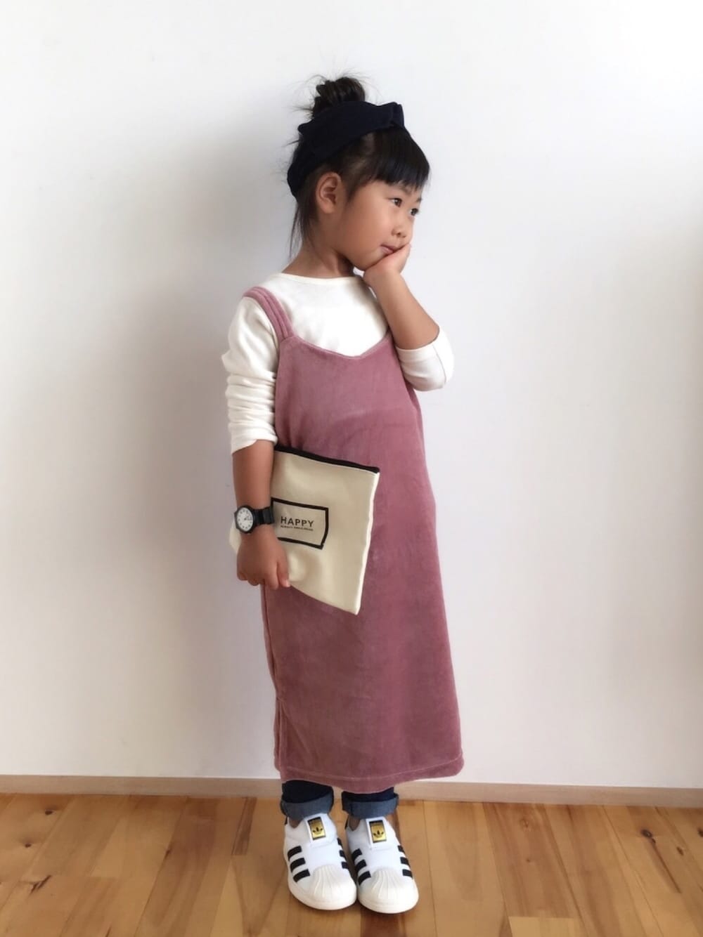 「rottaちゃんおめでとう、キッズコーデ、秋コーデ、ベロア、キャミワンピ、おだんごヘアー、デニムパンツ、3歳、女の子、バースデイ」｜「Birthdayのアイテム（ワンピース/ドレス、ピンク系）」を使った、memetaroさん（キッズ・100cm）の秋コーディネートの1枚目の写真