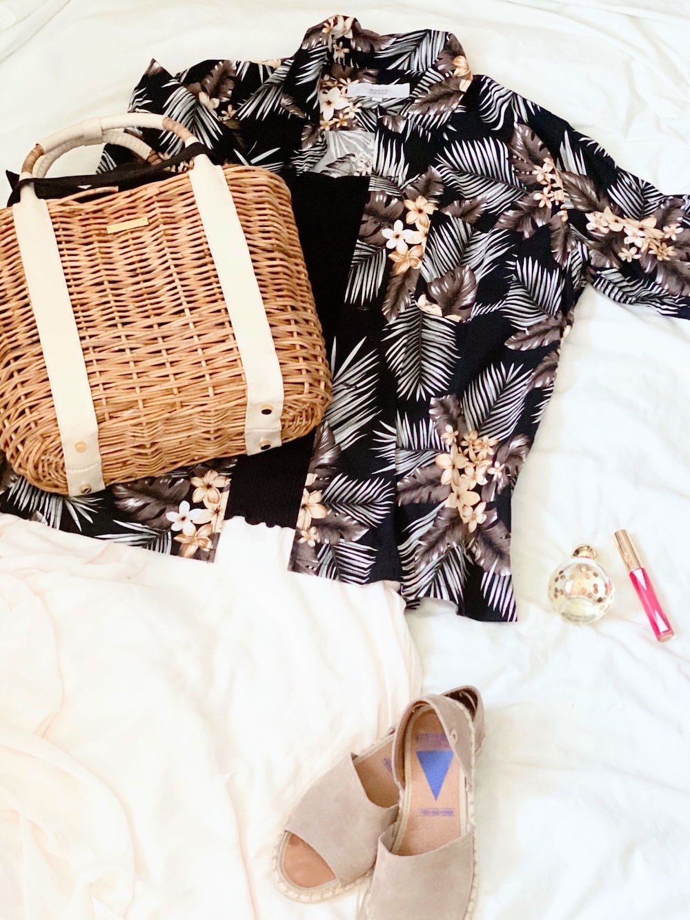 ブラック系のシャツ/ブラウス、ベージュ系のかごバッグ、グレー系のサンダルを着用したレディースの夏コーディネートの1枚目の写真