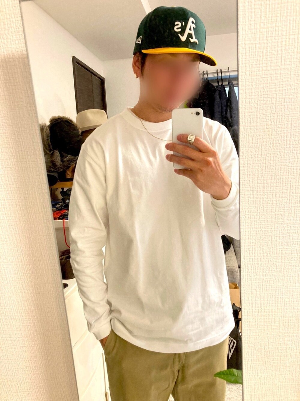 「お洒落さんとつながりたい、春服、スニーカーコーデ、ゆるコーデ、ビッグシルエット、シンプル、古着好きな人と繋がりたい、ニューエラ、ヴィンテージリング、ゴールドアクセ」｜「Printstarの【printstar】5.6オンス ヘビーウェイトビッグシルエットロングスリーブＴシャツ 00114（Tシャツ/カットソー、ホワイト系）」を使った、Syさん（メンズ・176cm）の春コーディネートの1枚目の写真