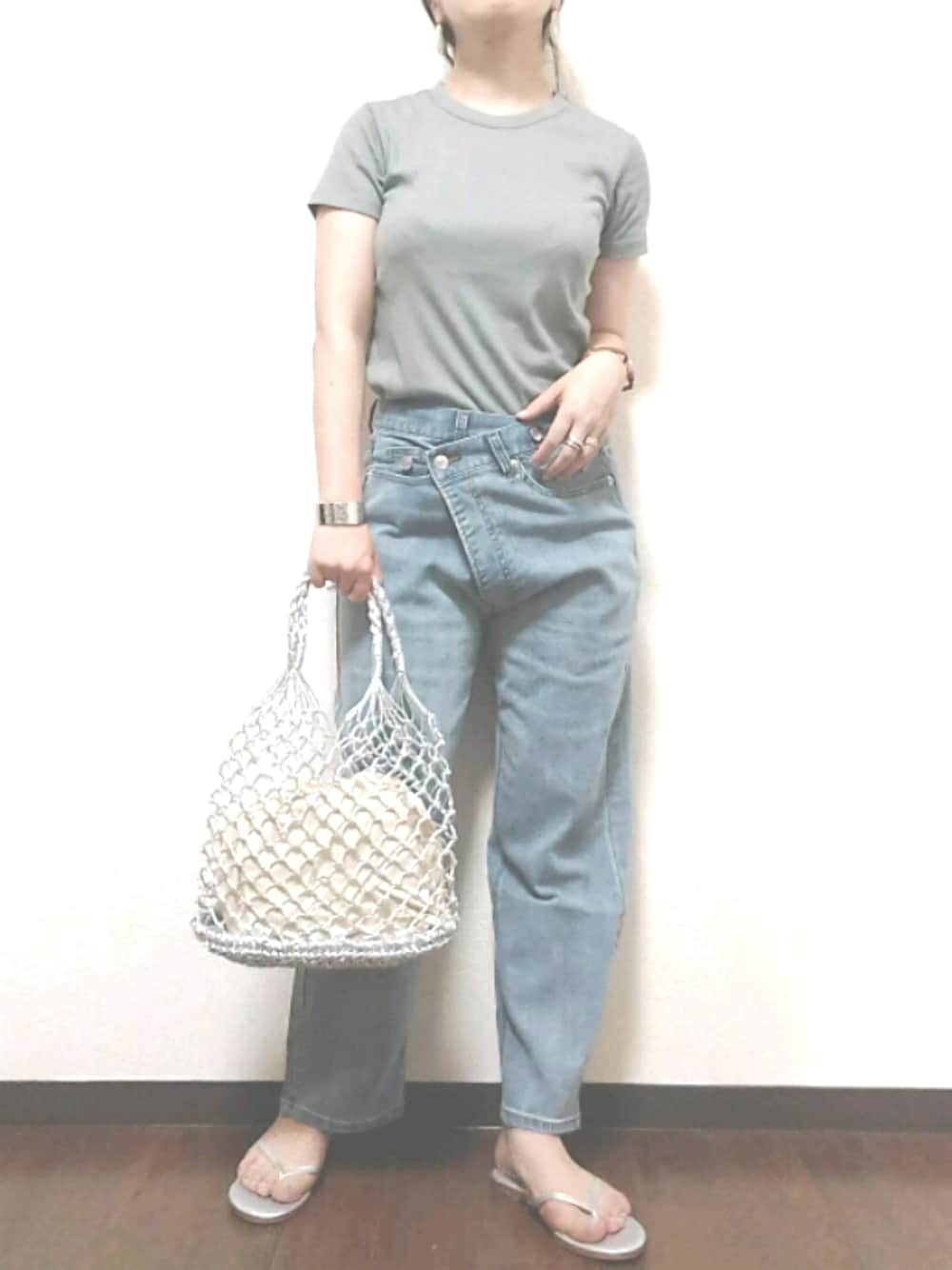 「シンプルコーデ、おしゃれさんと繋がりたい、夏コーデ、Tシャツ、夏だ！Tシャツ着よう！、夏、オトナカジュアル、デニム、ビーチサンダル、ママコーデ」｜「TIFFANY&Co.のアイテム（リング、シルバー系）」を使った、puki*さん（レディース・156cm）の夏コーディネートの1枚目の写真