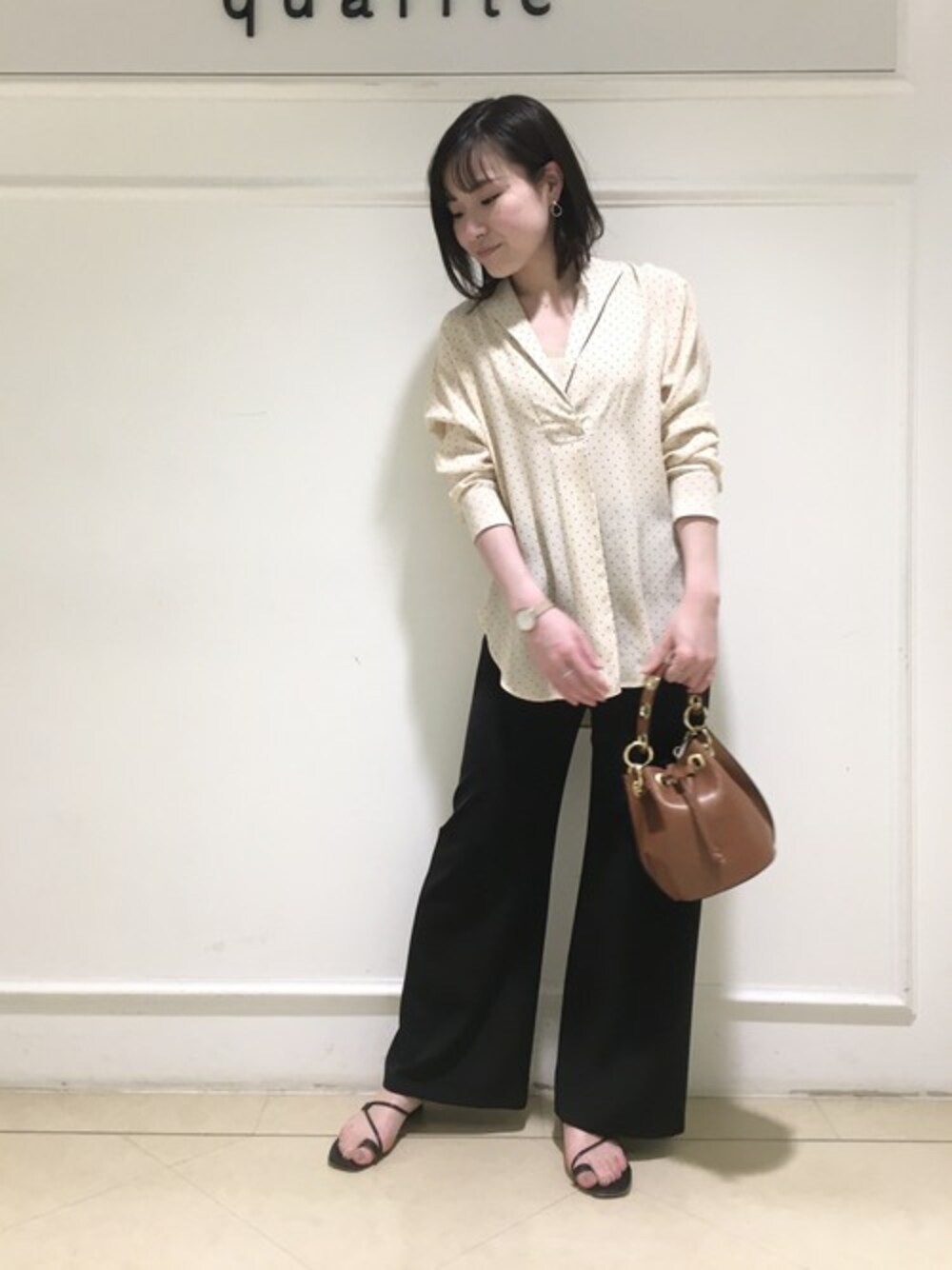 「ワイドパンツ、ドット柄、ご近所コーデ、リラックススタイル、ベージュコーデ、シャツスタイル、ラクチンコーデ、ブラック×ベージュ、サンダルコーデ、おうちファッション」｜「qualiteのオープンカラーブラウス（シャツ/ブラウス、その他）」を使った、yokoyaさん（レディース・163cm）の春コーディネートの1枚目の写真