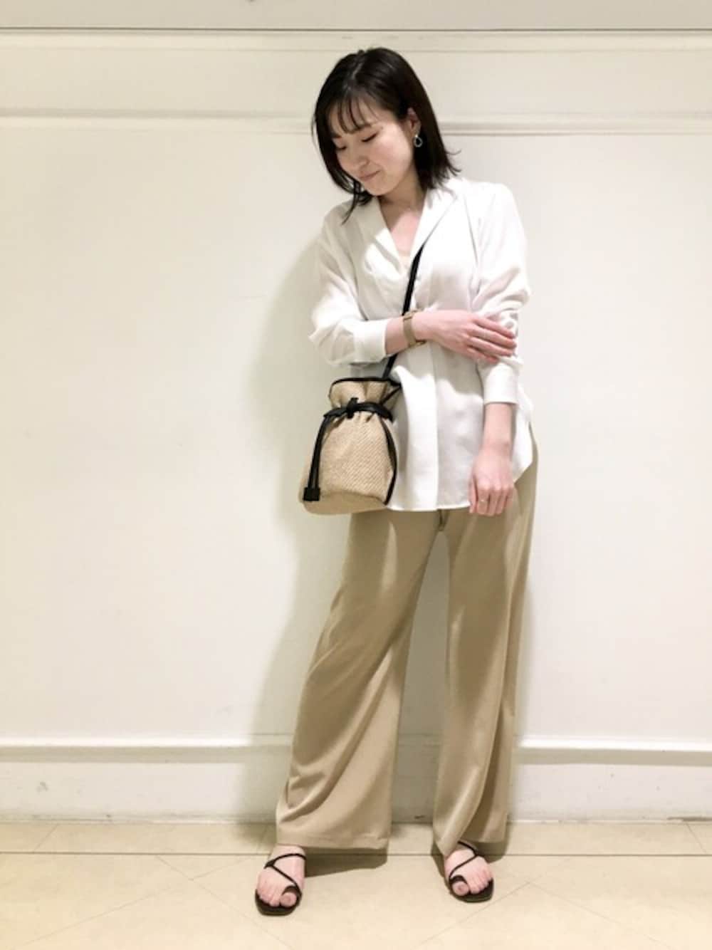 「ベージュコーデ、シャツスタイル、ママコーデ、ゆるコーデ、オトナカジュアル、ワイトパンツ、カリテ(qualite)、おうちファッション」｜「qualiteのオープンカラーブラウス（シャツ/ブラウス、ホワイト系）」を使った、yokoyaさん（レディース・163cm）の春コーディネートの1枚目の写真