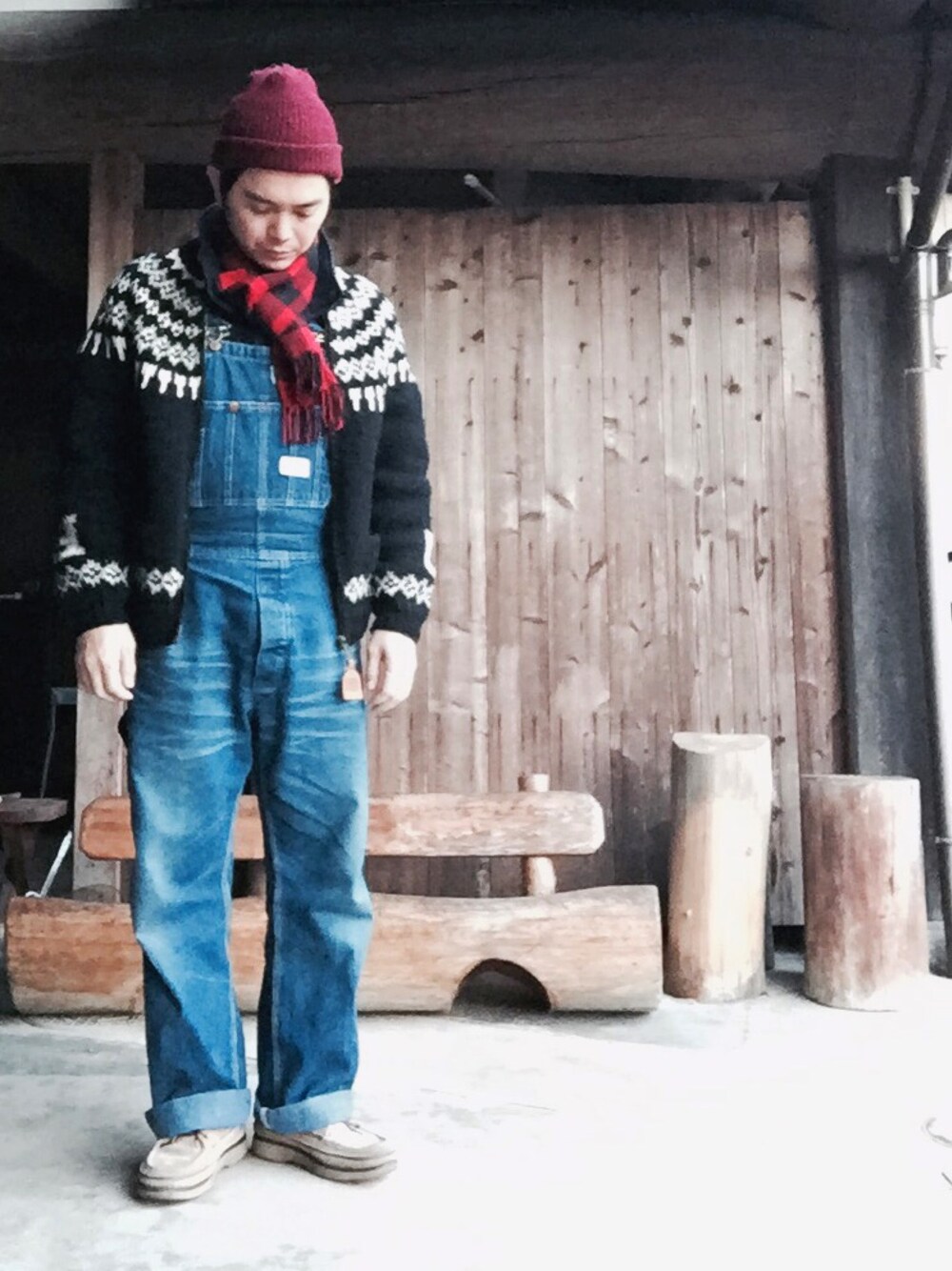 パープル系のその他アウター、ブラック系のその他アウター、ブルー系のサロペット/オーバーオールを着用したメンズの冬コーディネートの1枚目の写真