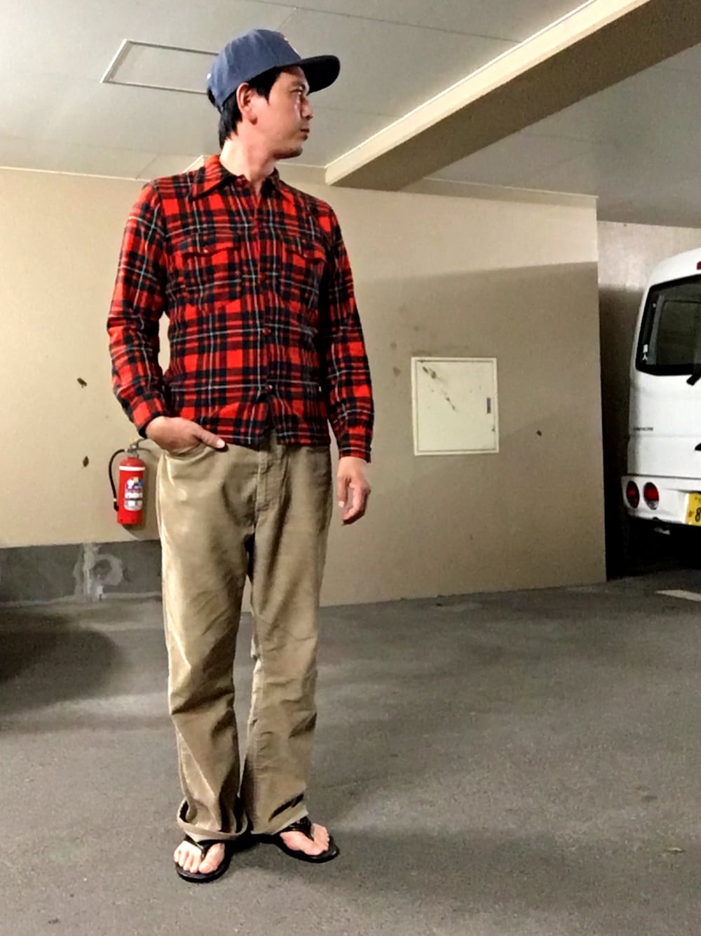 「ウールシャツ、チェックシャツ、コーデュロイ、コーデュロイパンツ、ブーツカットパンツ、517、漁業従事者向けサンダル、168」｜「chapter worldのRED KAP BASEBALL CAP（キャップ、ブルー系）」を使った、マービーさん（メンズ・168cm）の秋コーディネートの1枚目の写真
