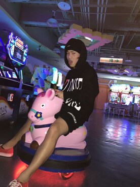 「FOG ESSENTIALS（エフオージーエッセンシャルズ）のアイテム（カーゴパンツ）」を使った、林承杰さん（メンズ・165cm）の冬コーディネート